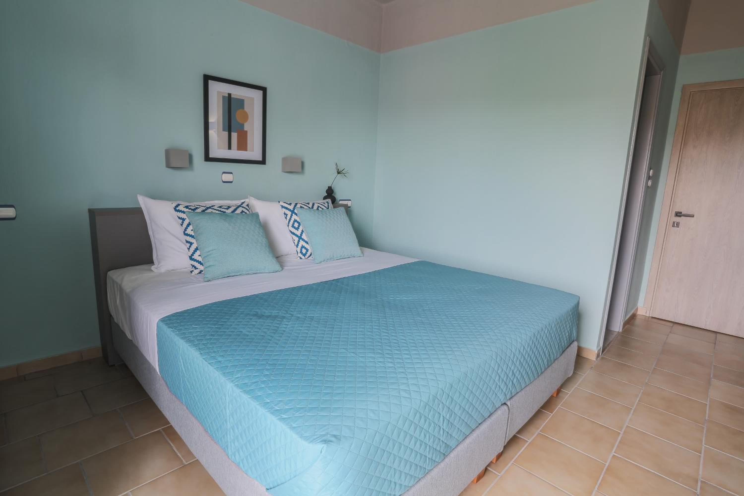 Standard Double or Twin Room - Photo 8