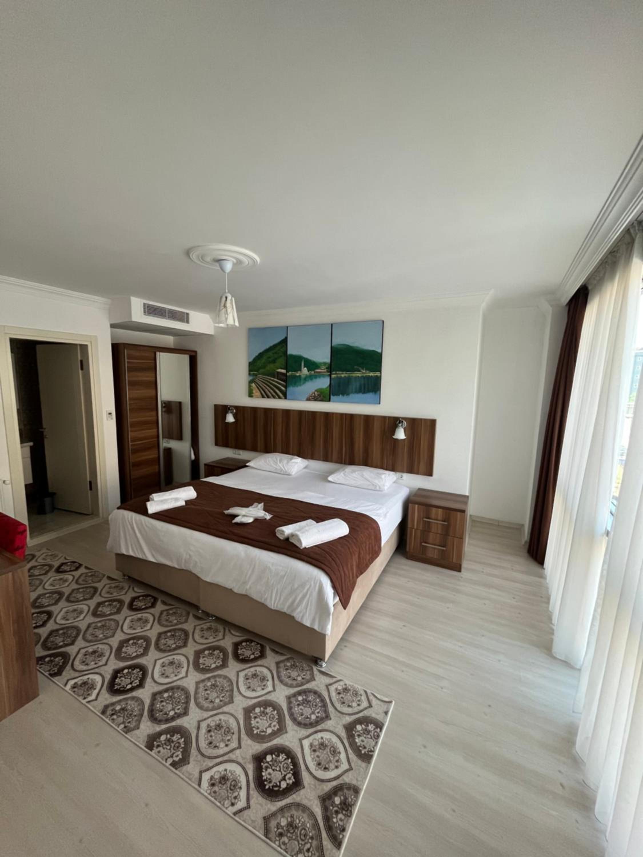 Deluxe Double Room (2 Adults + 1 Child)