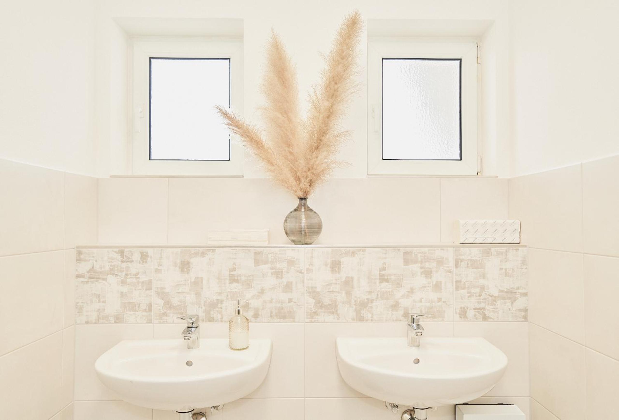 Family Room with Shared Bathroom photo 3