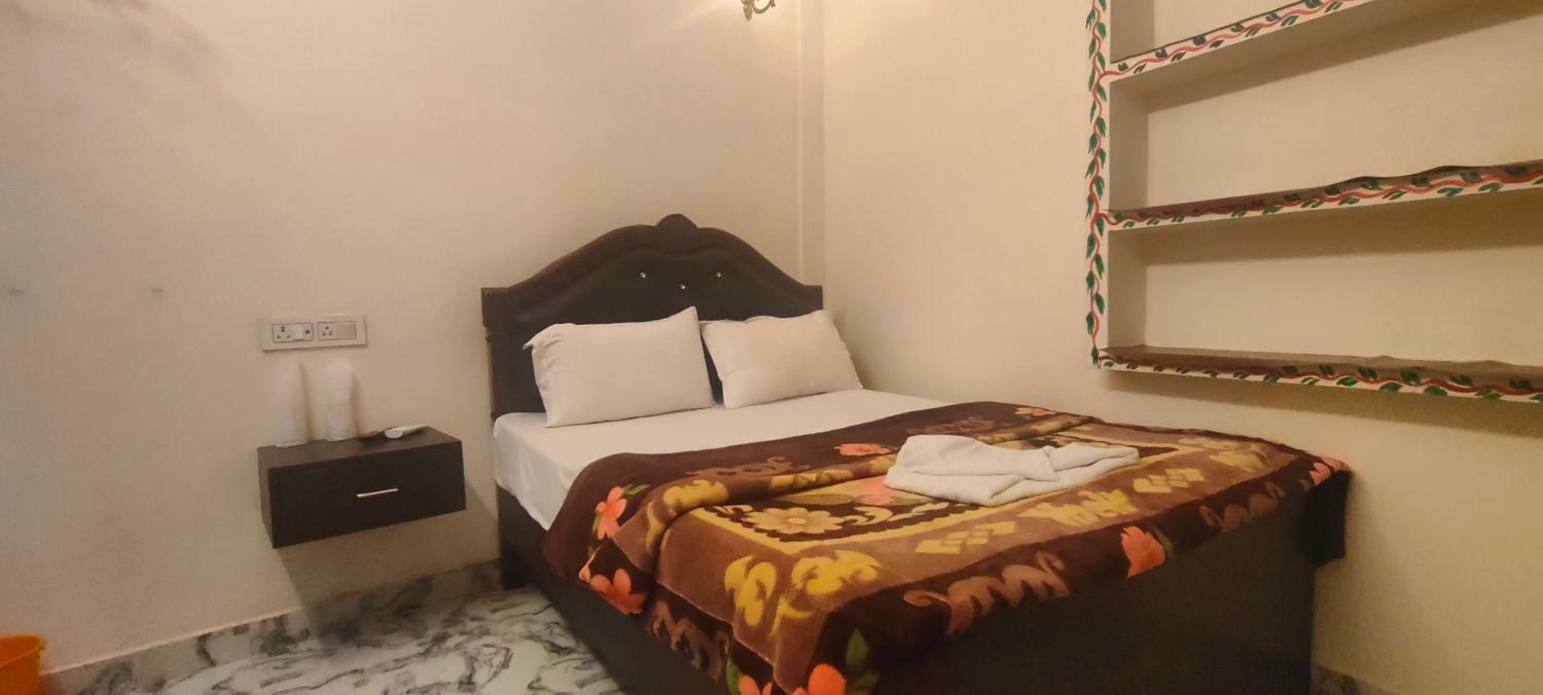 Standard Double Room - Photo 11