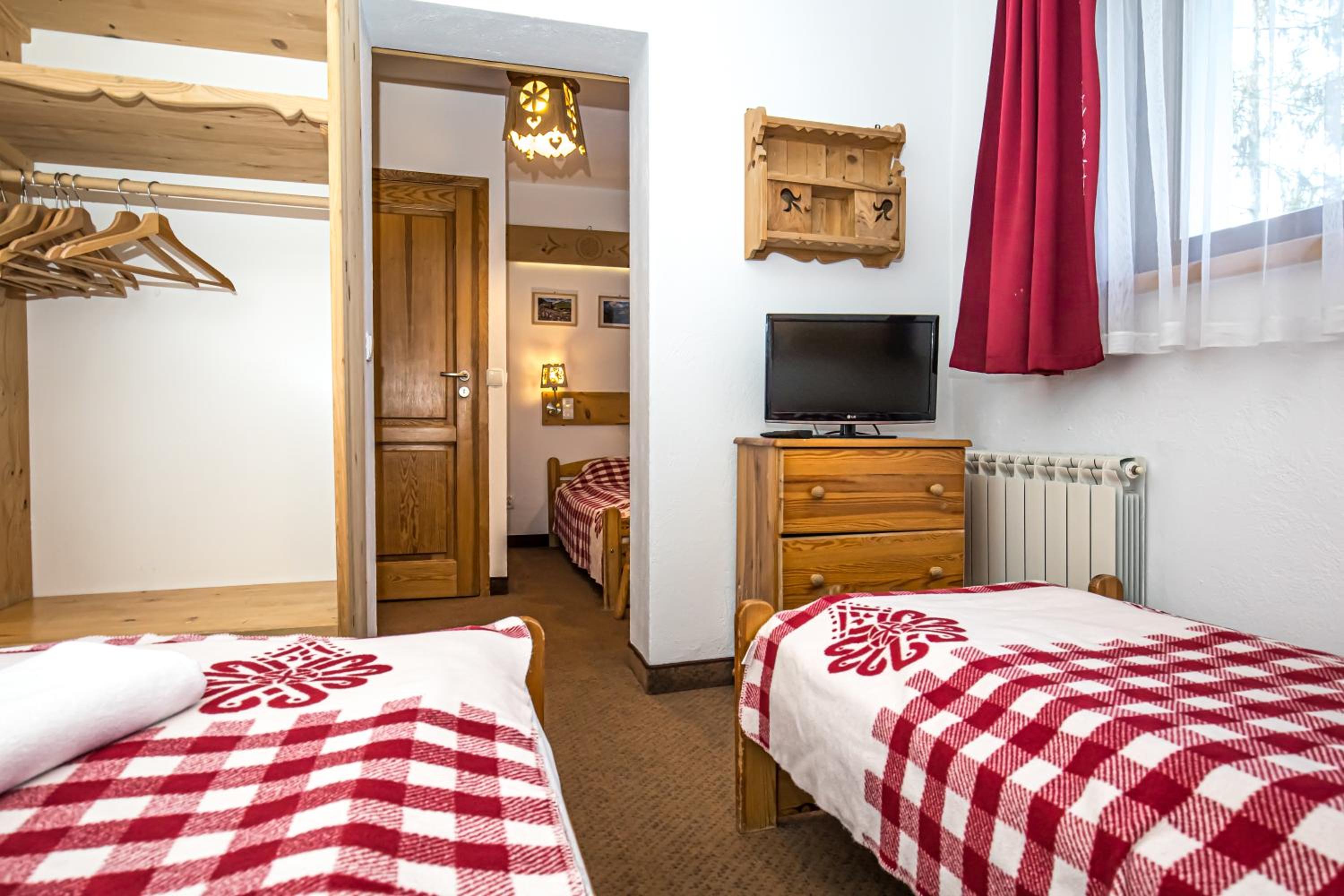 Quadruple Room with Private Bathroom - Photo 4