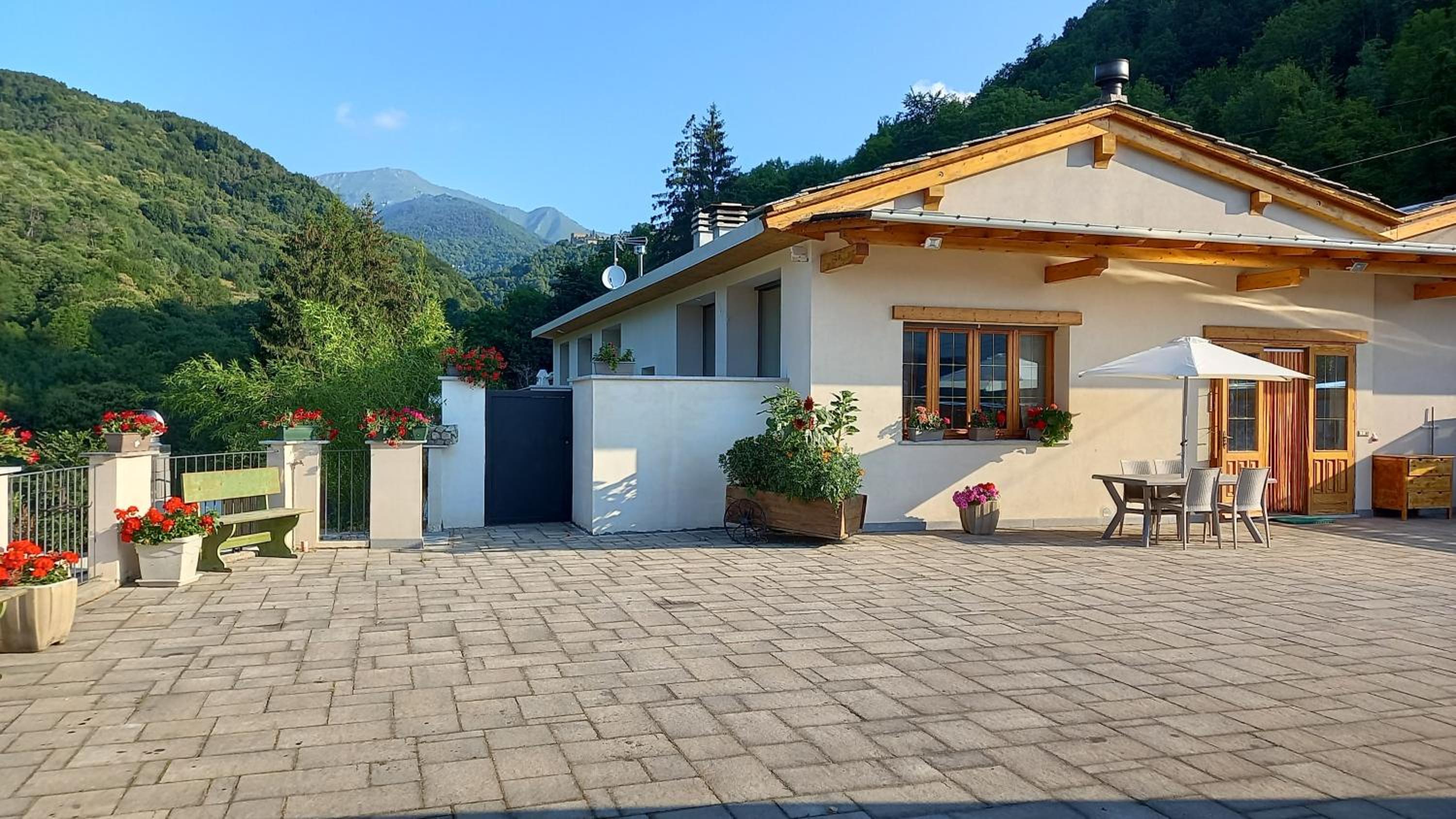 Two-Bedroom House with Mountain View photo 2