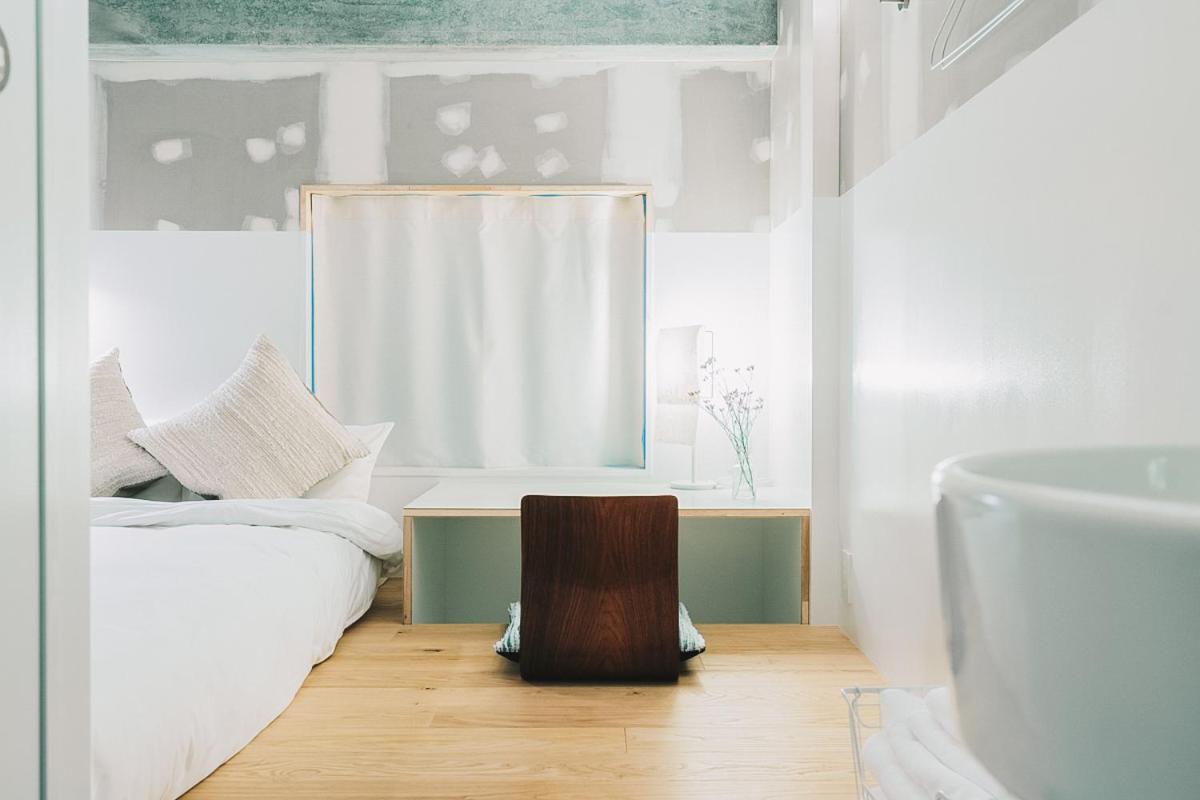 Double Room with Small Double Bed with Desk - Photo 5