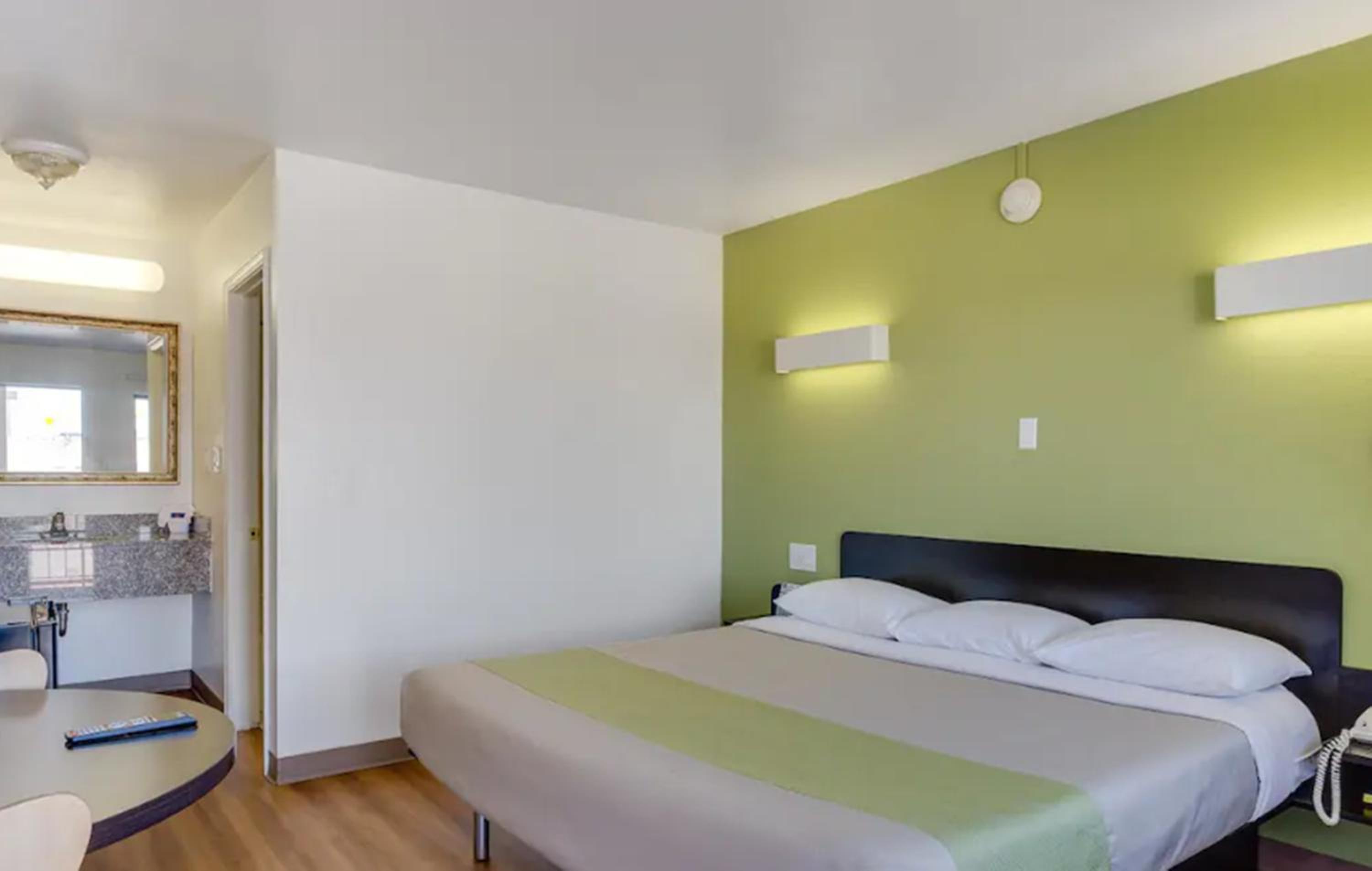 Deluxe King Room - Smoking - Photo 3