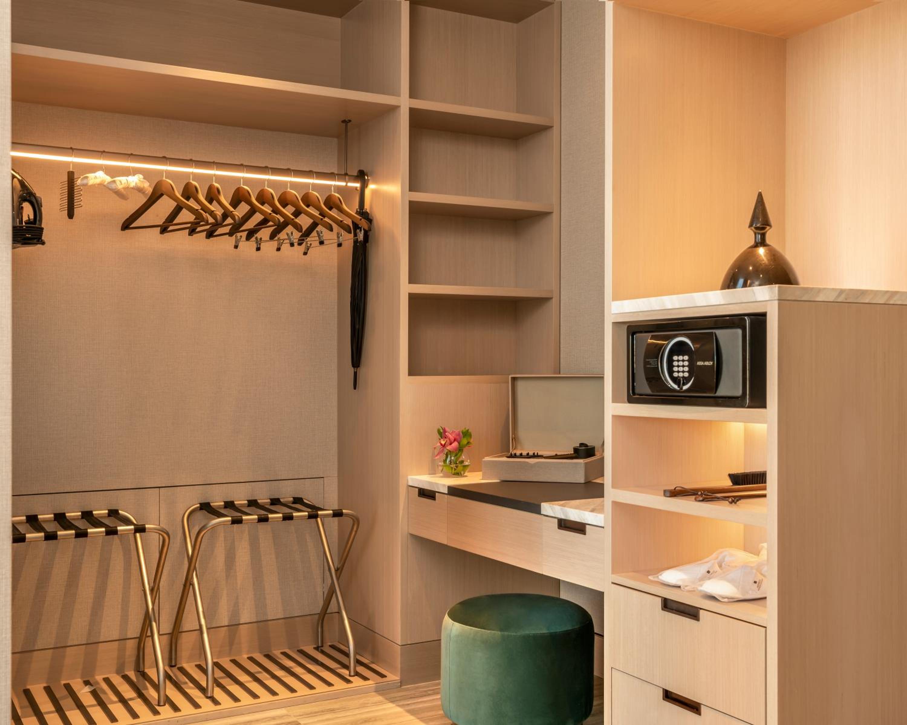 Corner Suite - Photo 4