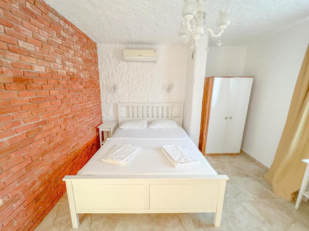 Large Family Room with Terrace - Photo 9