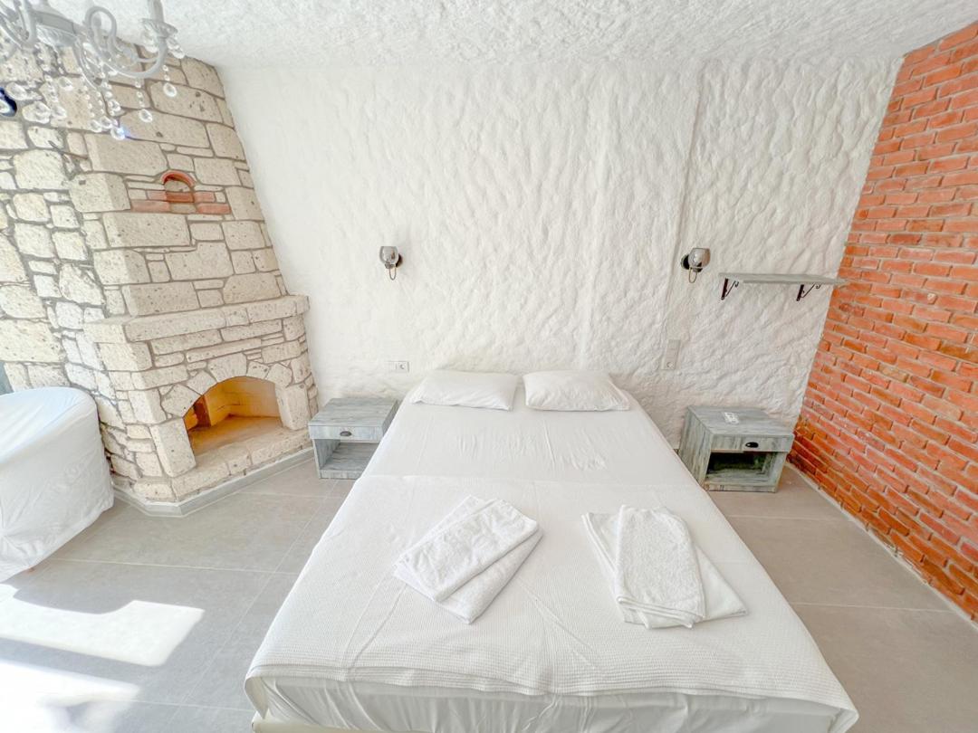 Large Family Room with Terrace - Photo 4