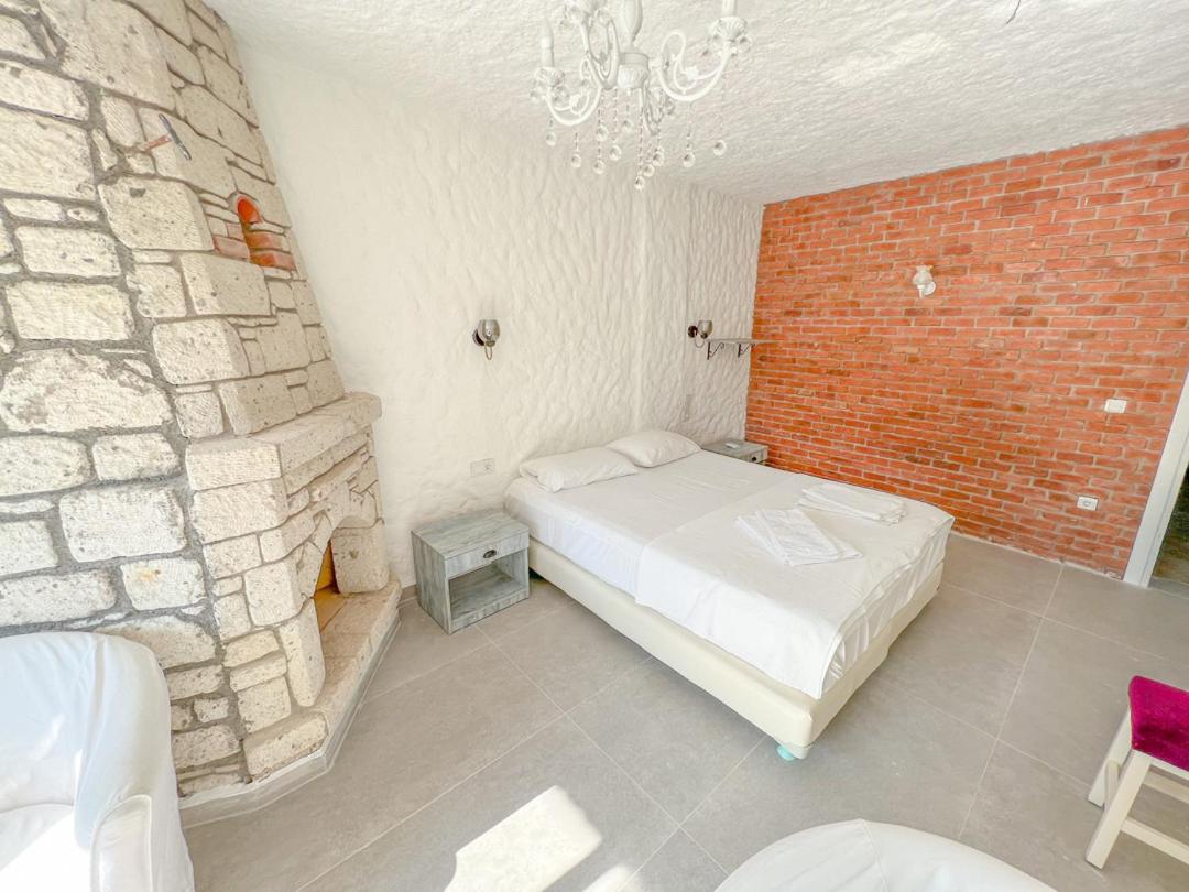 Large Family Room with Terrace - Photo 3