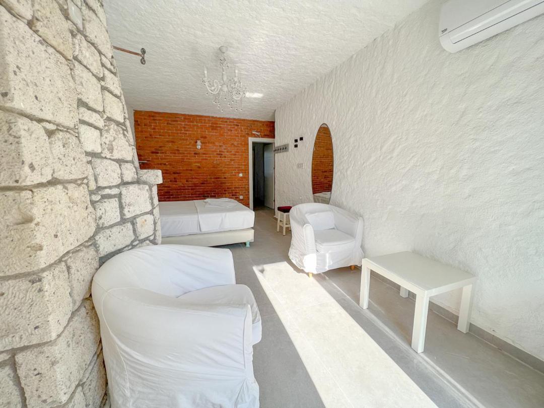 Large Family Room with Terrace - Photo 2