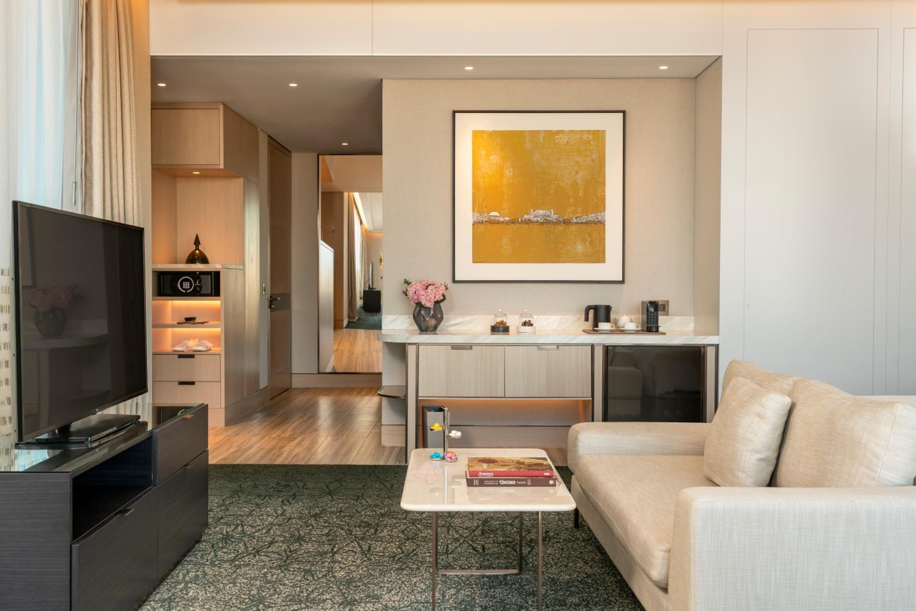 Corner Suite - Photo 3
