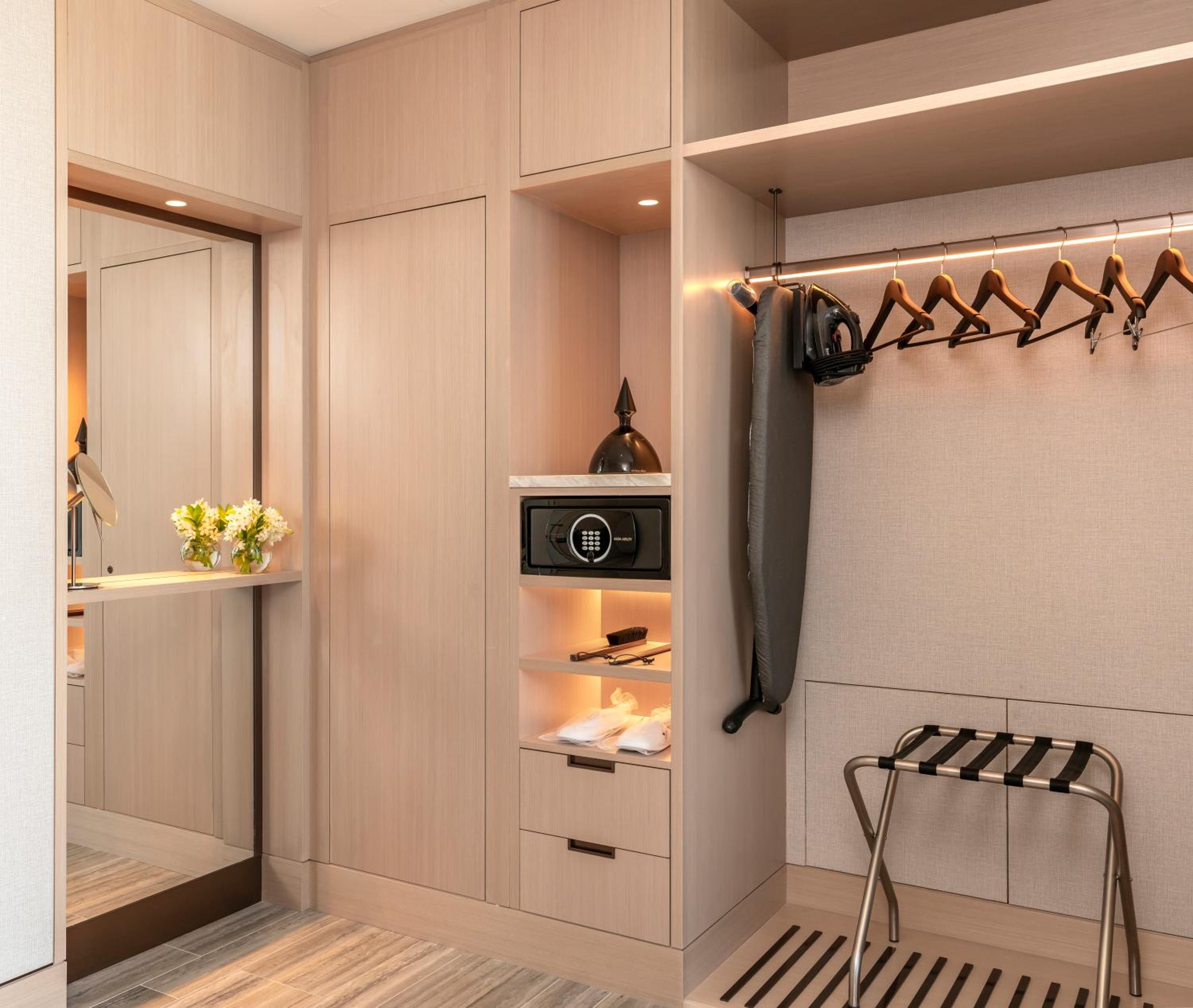 Corner Suite - Photo 9