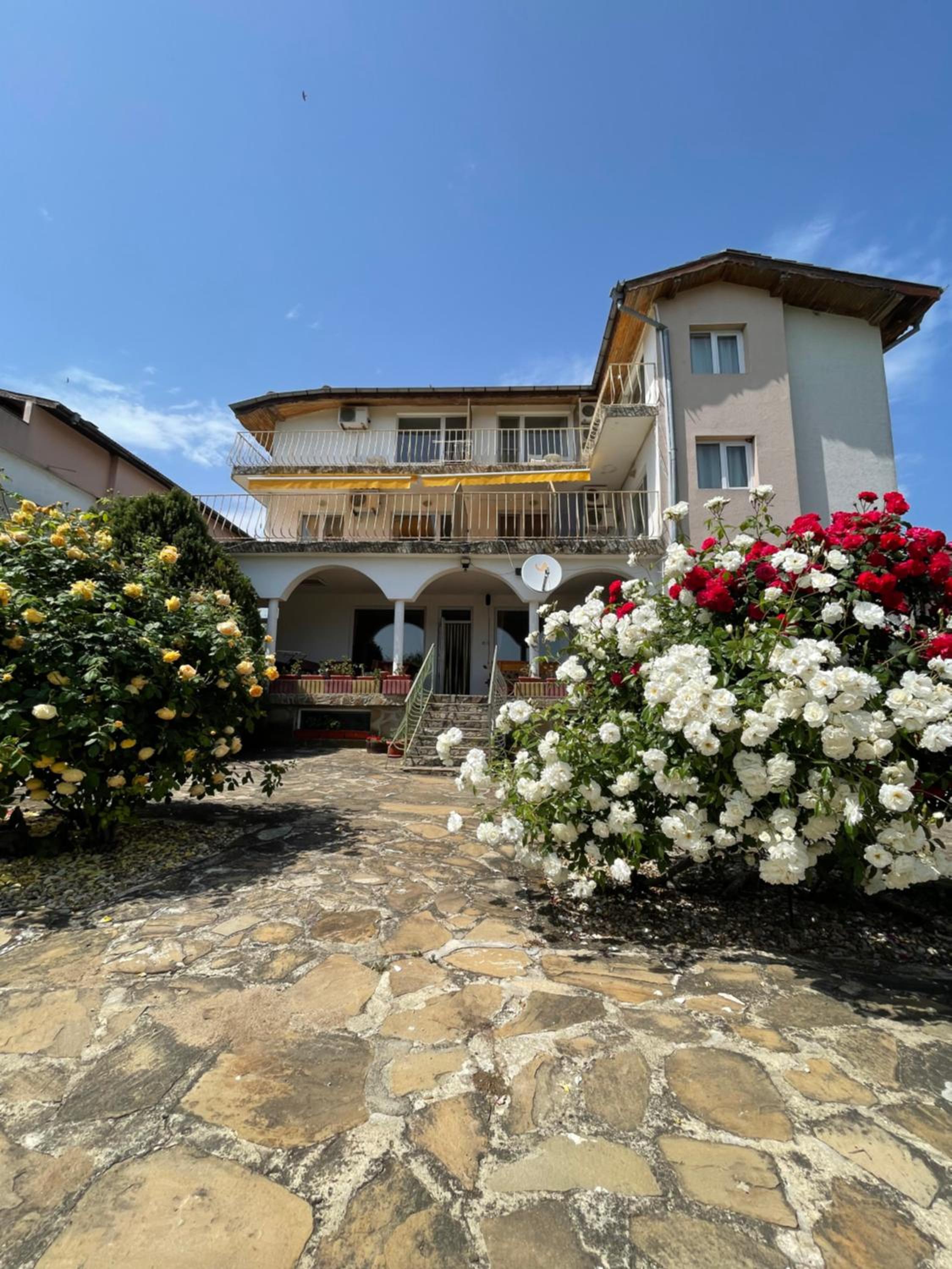 Eight-Bedroom House photo 3