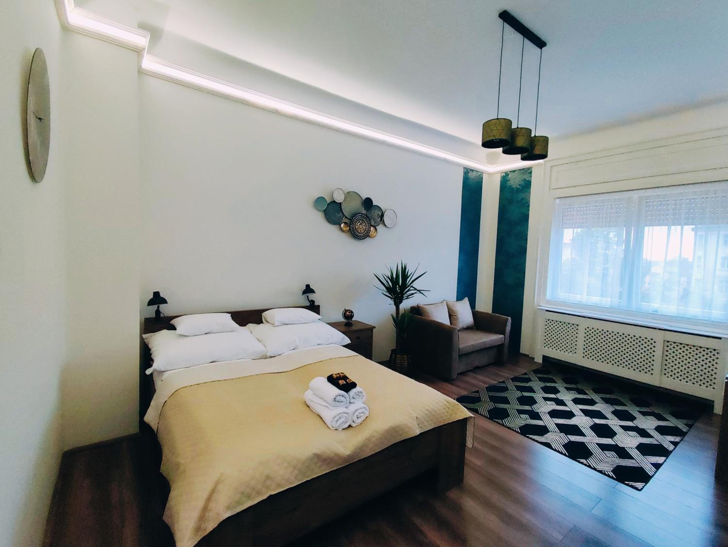 One-Bedroom Apartment - Photo 2