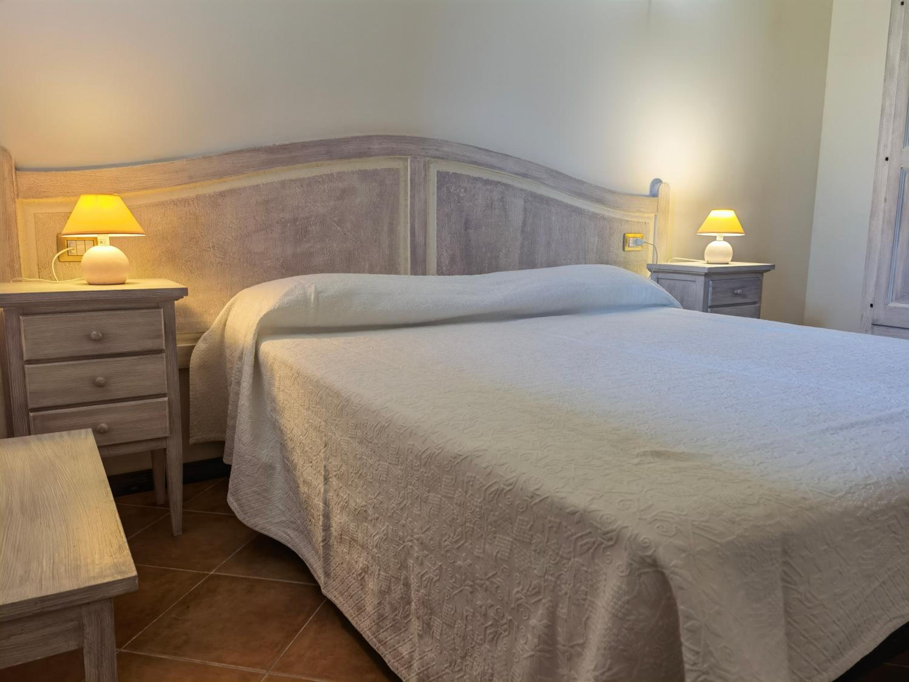 Large Double or Twin Room - Photo 11