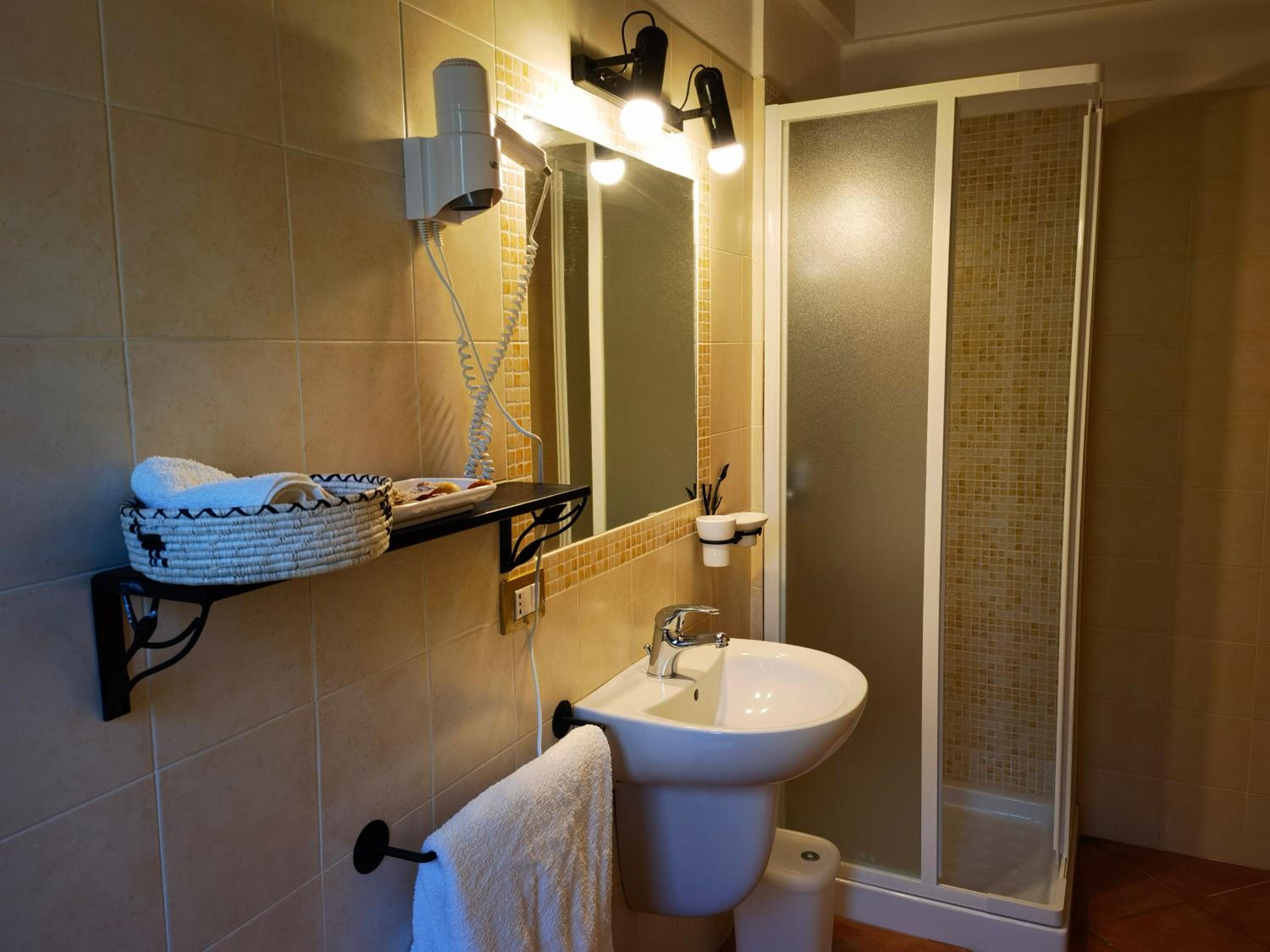 Double Room - Photo 9