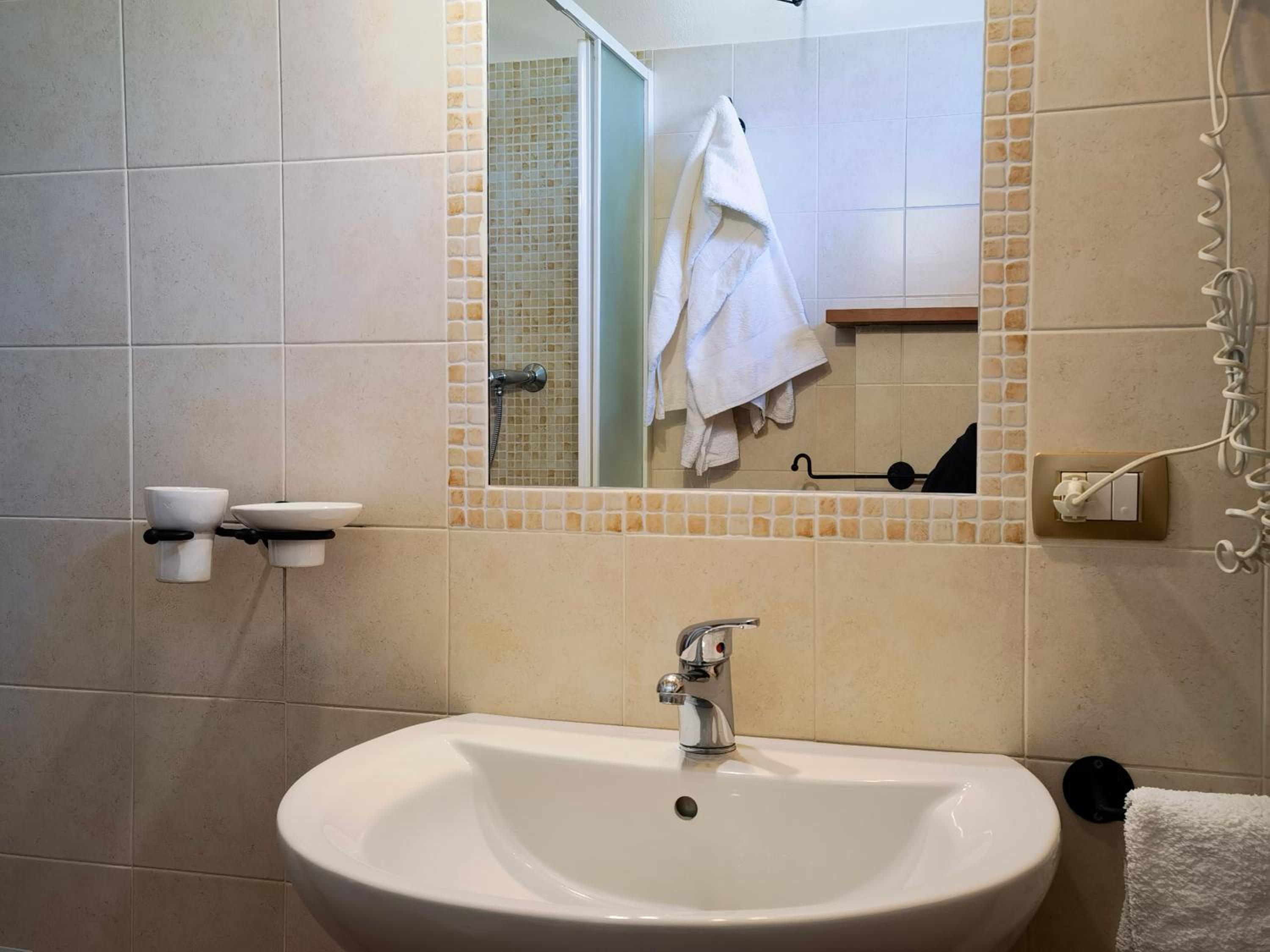 Large Double or Twin Room - Photo 13