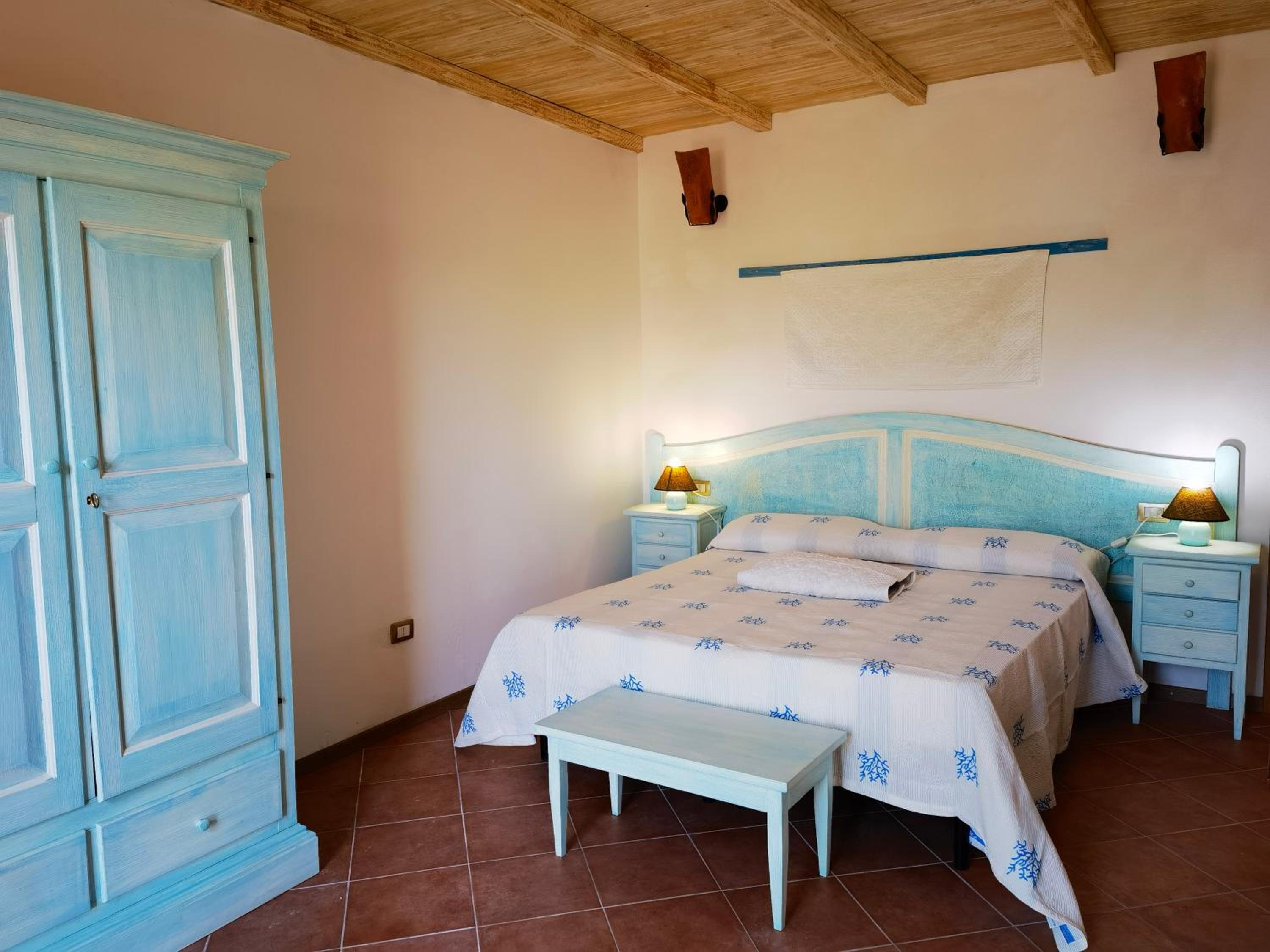 Double or Twin Room with Pool View - Photo 8