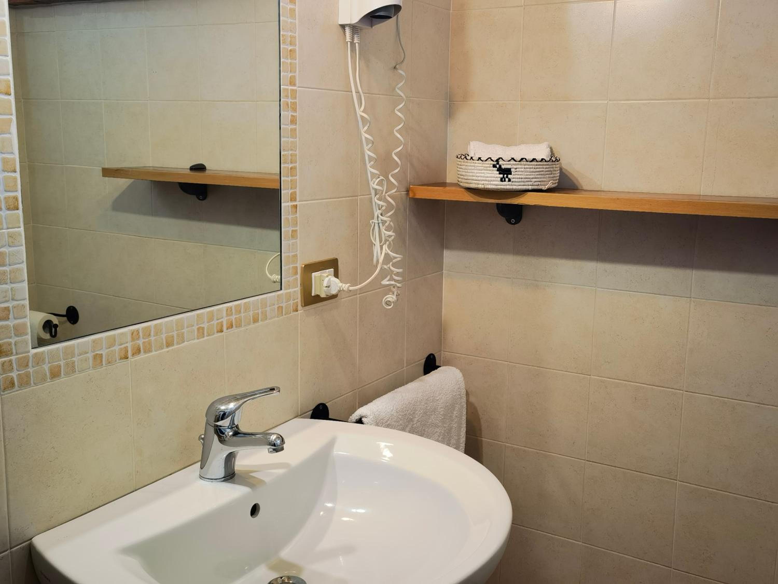 Large Double or Twin Room - Photo 15
