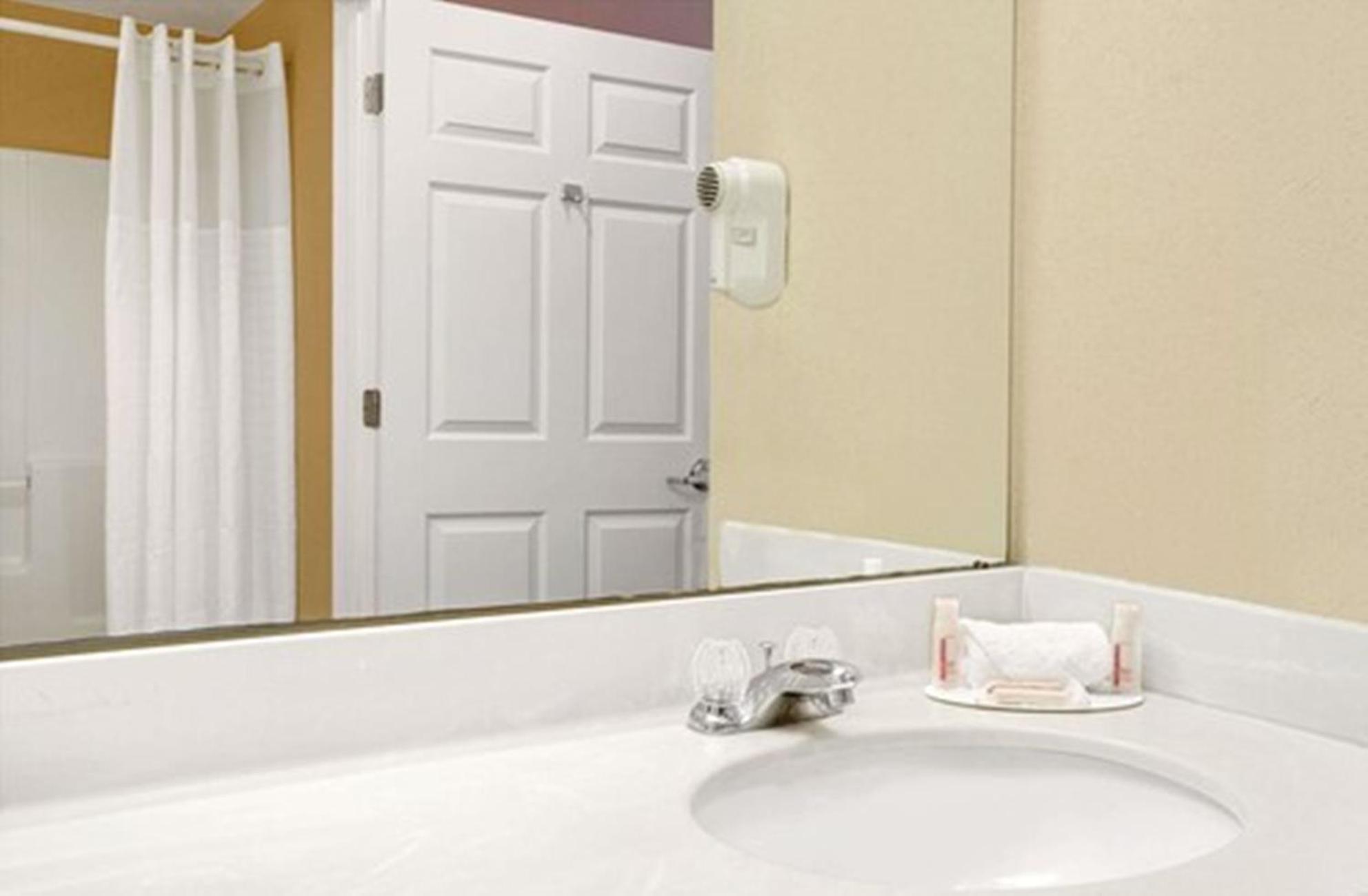King Suite - Non-Smoking - Photo 4