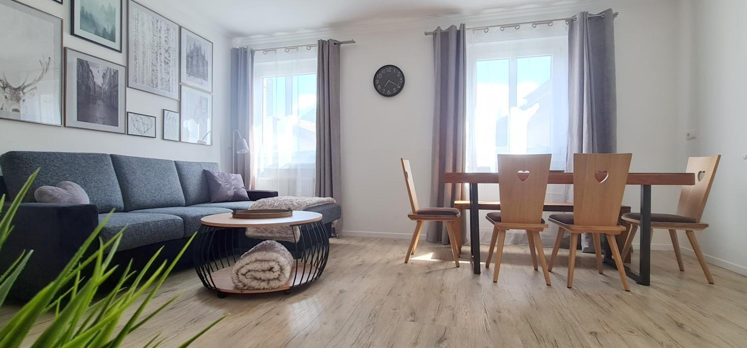 Apartment with Mountain View