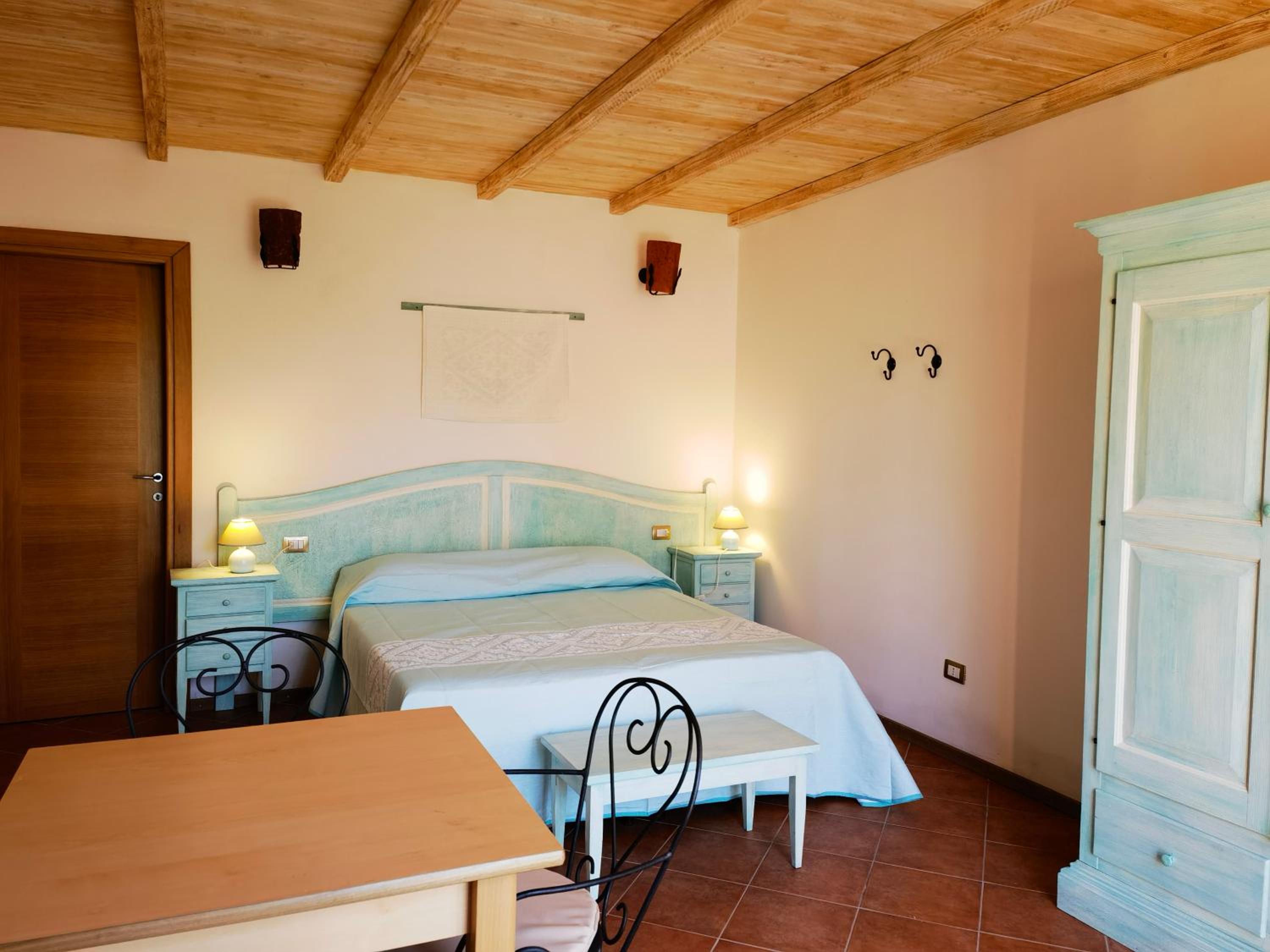 Double or Twin Room with Pool View - Photo 4