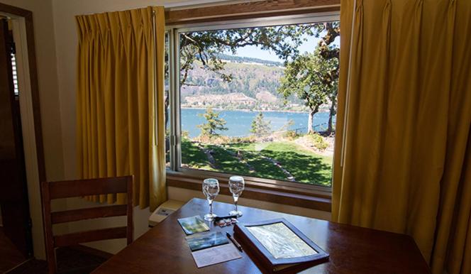 1 King Bed, Partial River View (Pet Friendly) photo 3