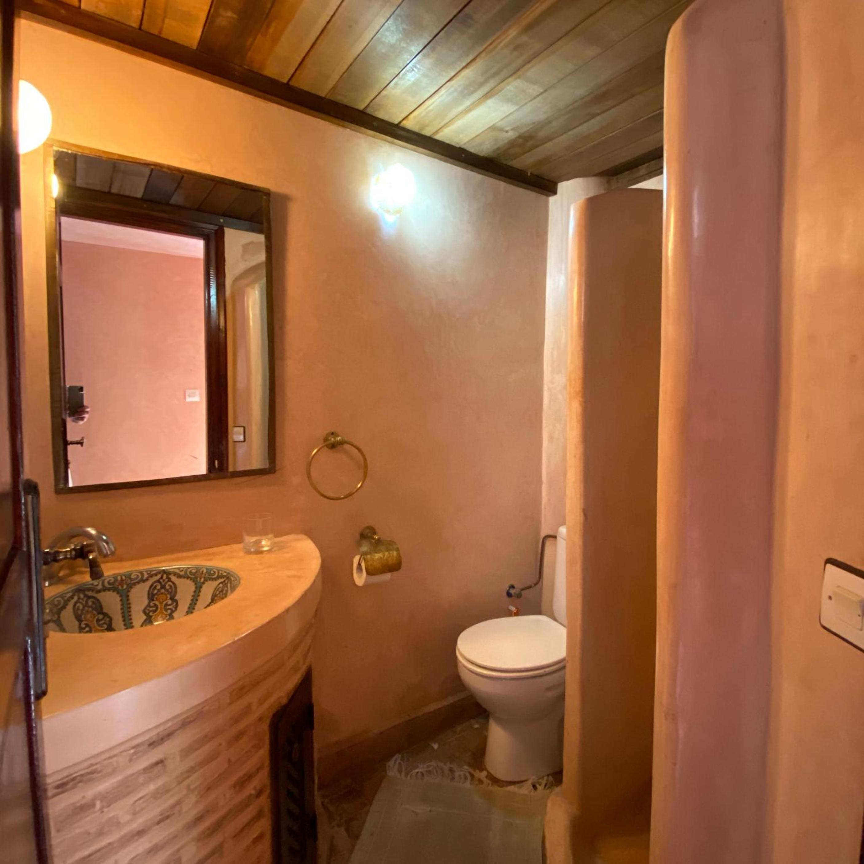 Five-Bedroom House - Photo 10