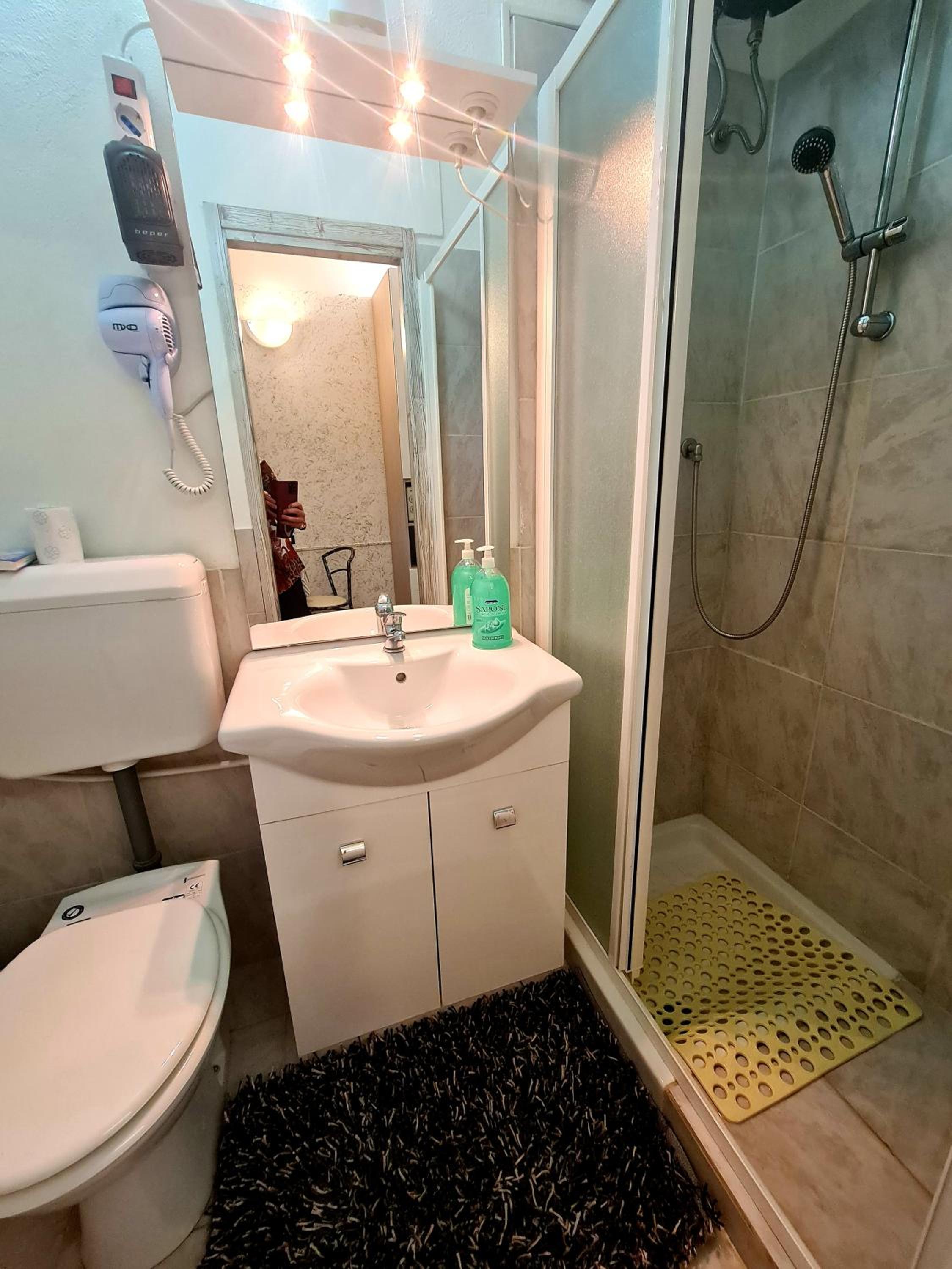 Budget Twin Room - Photo 9
