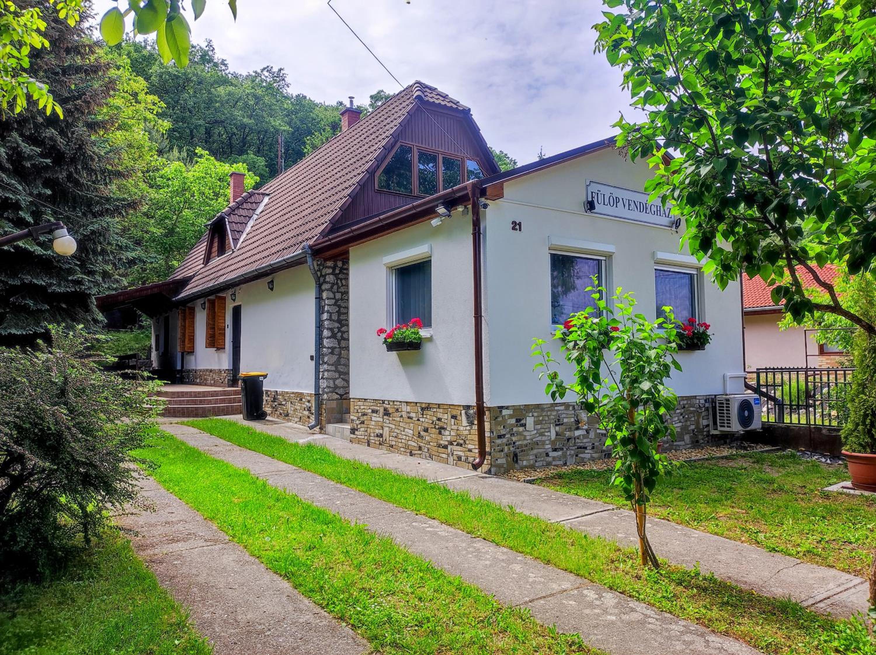 Four-Bedroom House with Balcony and Terrace - Zöldváralja utca  photo 3