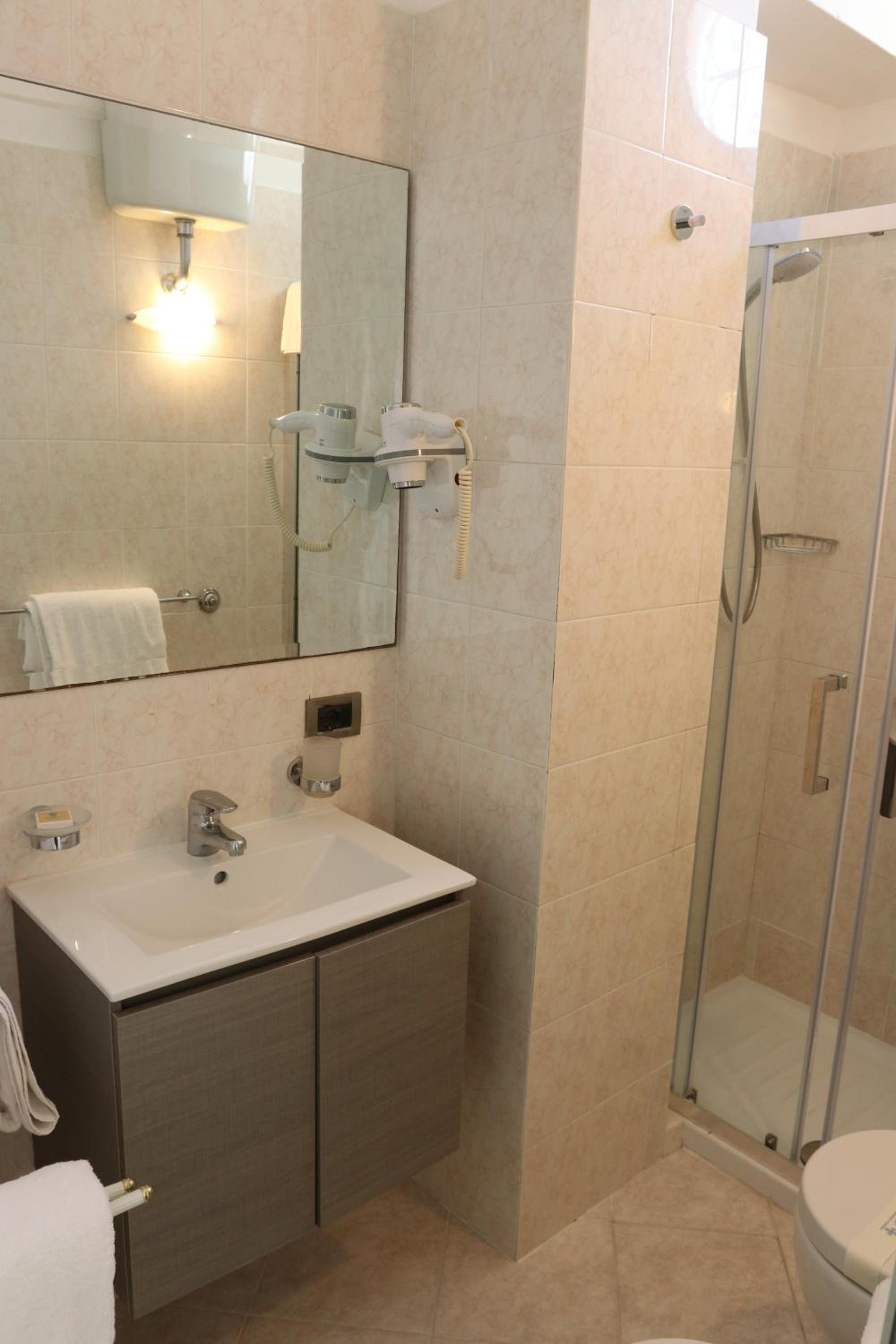 Double or Twin Room - Photo 2