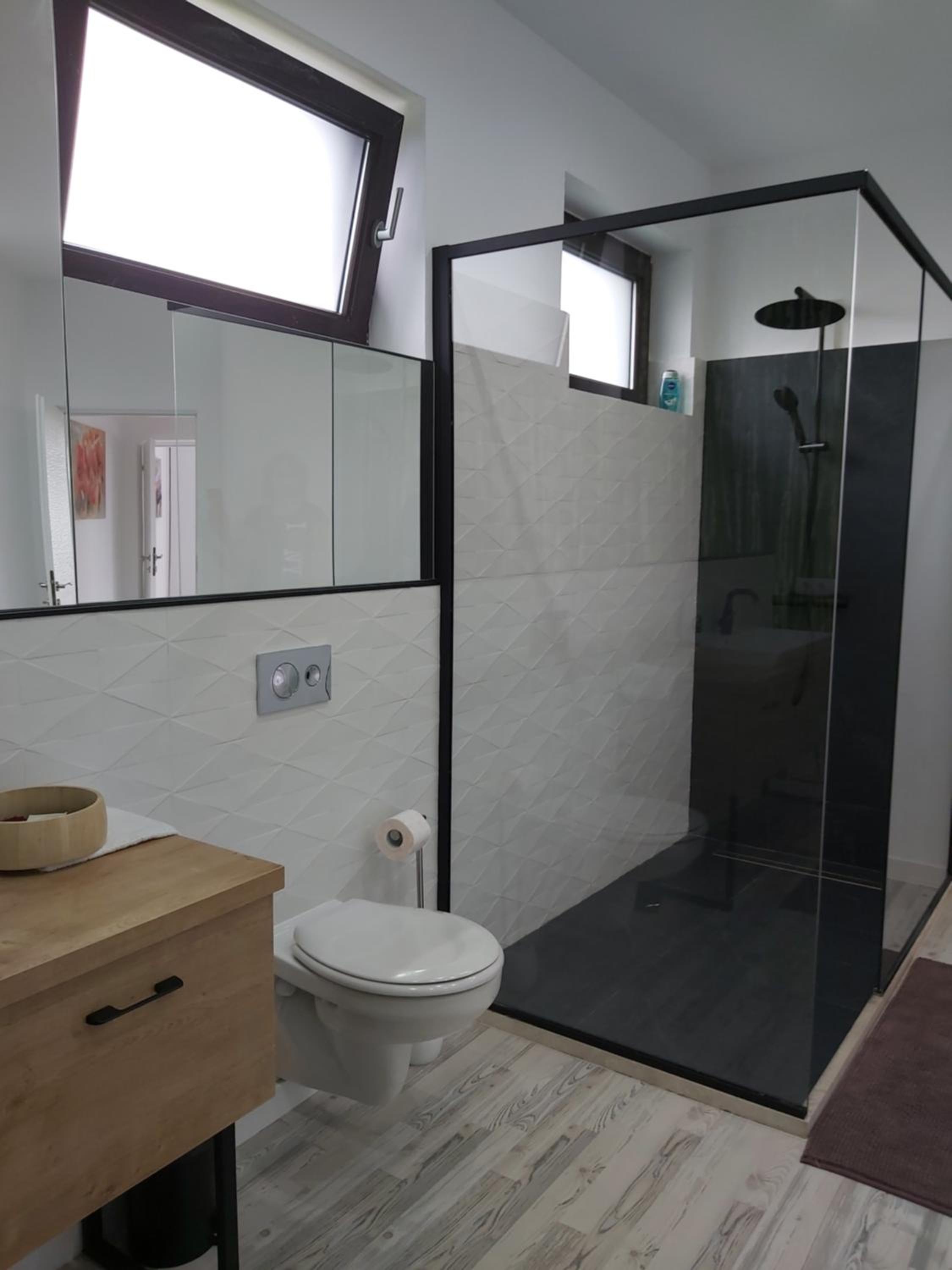 One-Bedroom Apartment - Photo 2