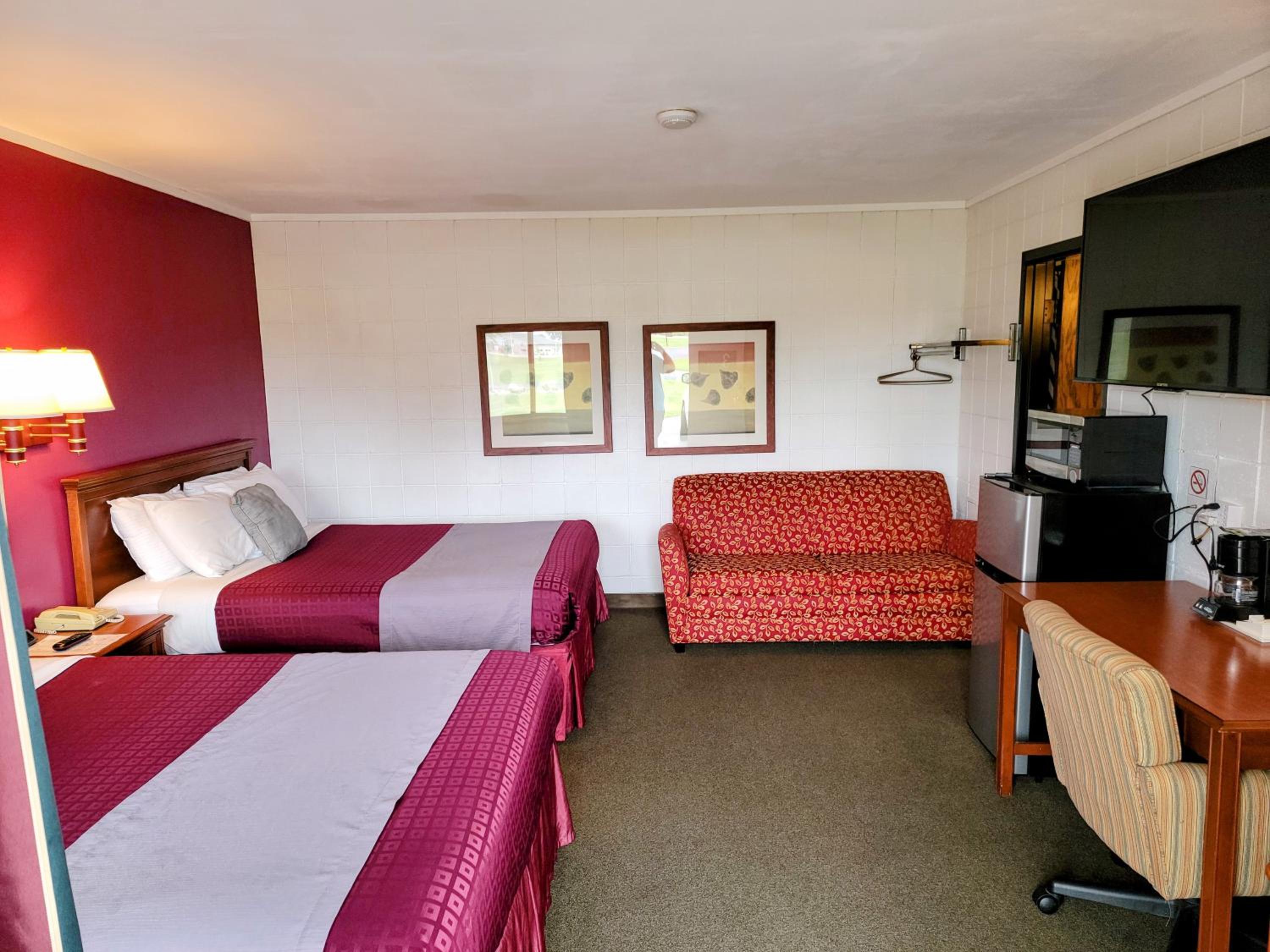 Queen Room with Two Queen Beds photo 3