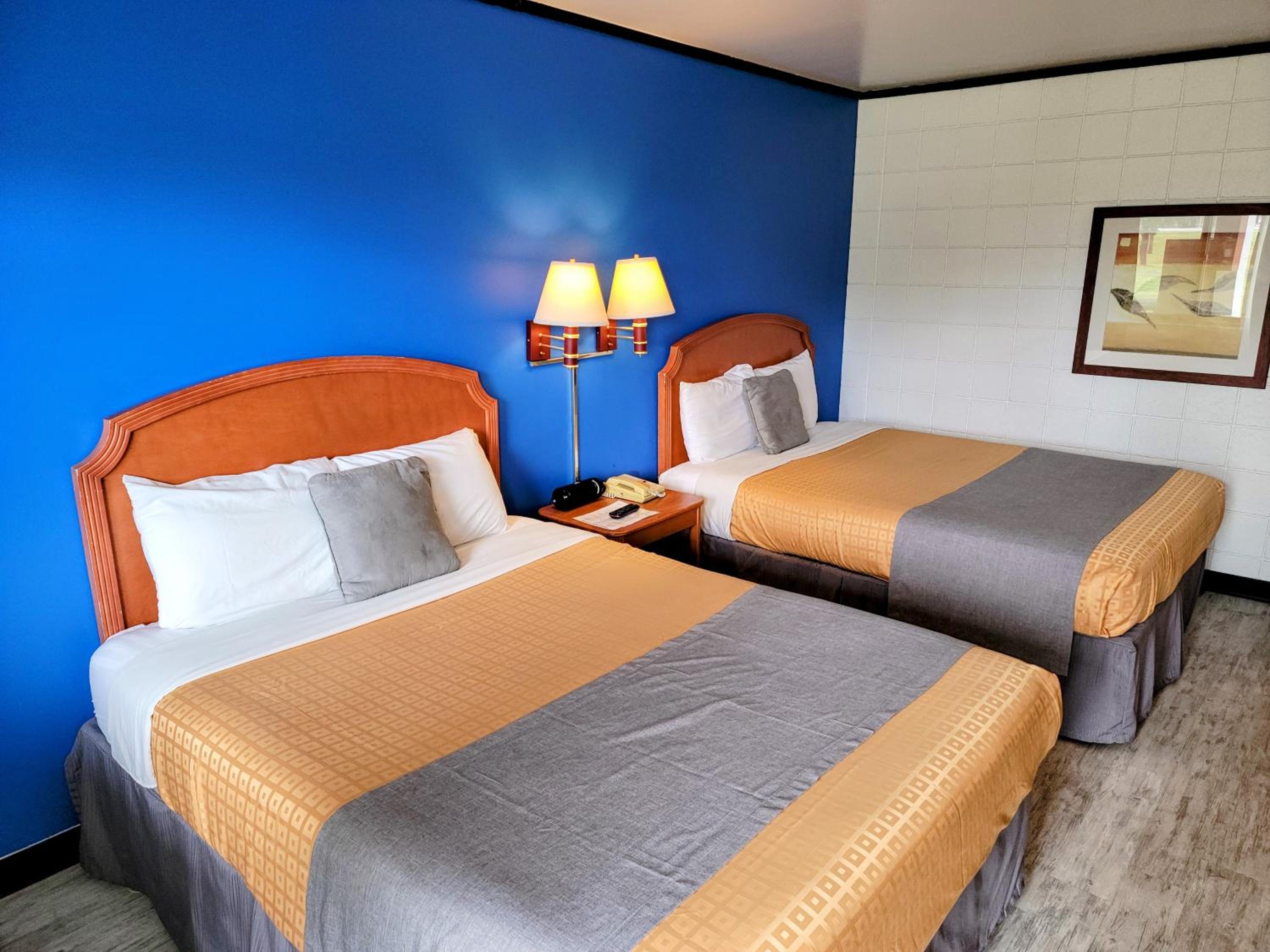 Queen Room with Two Queen Beds photo 3