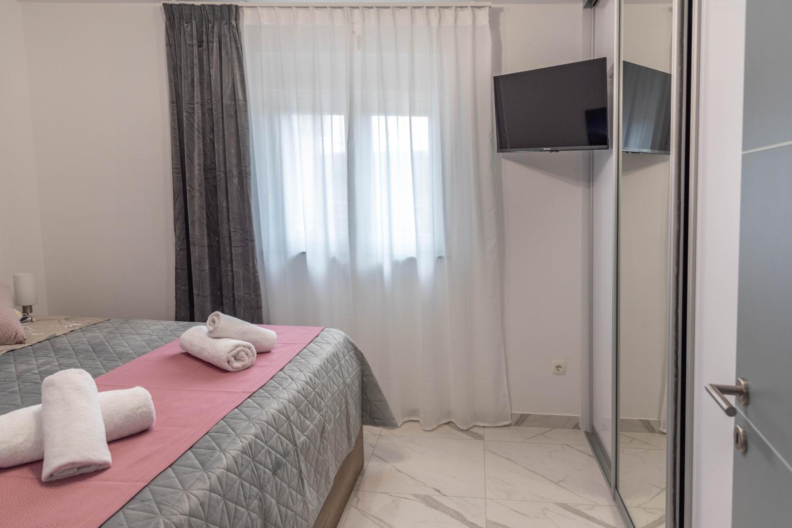 Deluxe Double Room (2 Adults + 1 Child) - Photo 5