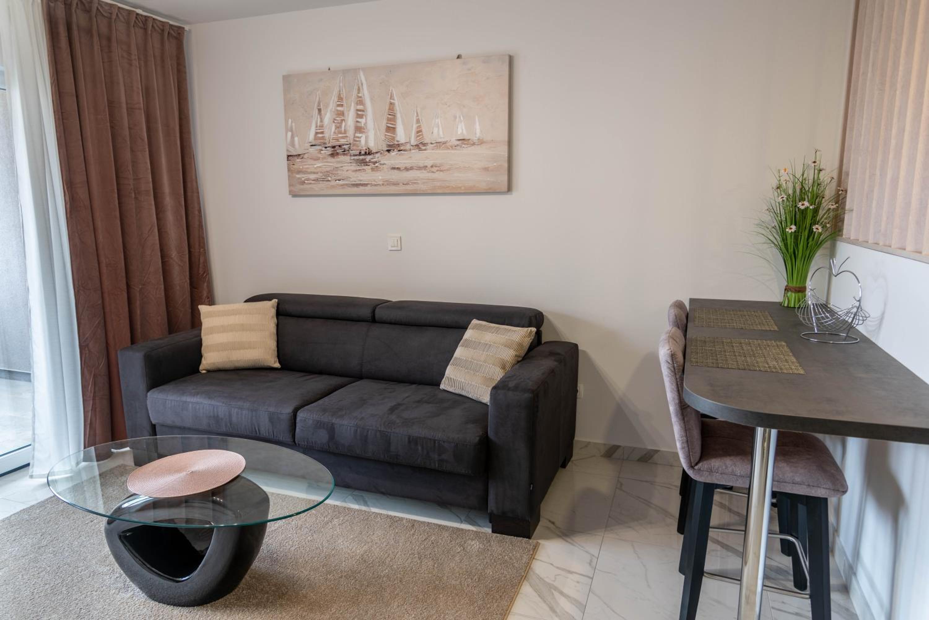 Deluxe Double Room (2 Adults + 1 Child) - Photo 1