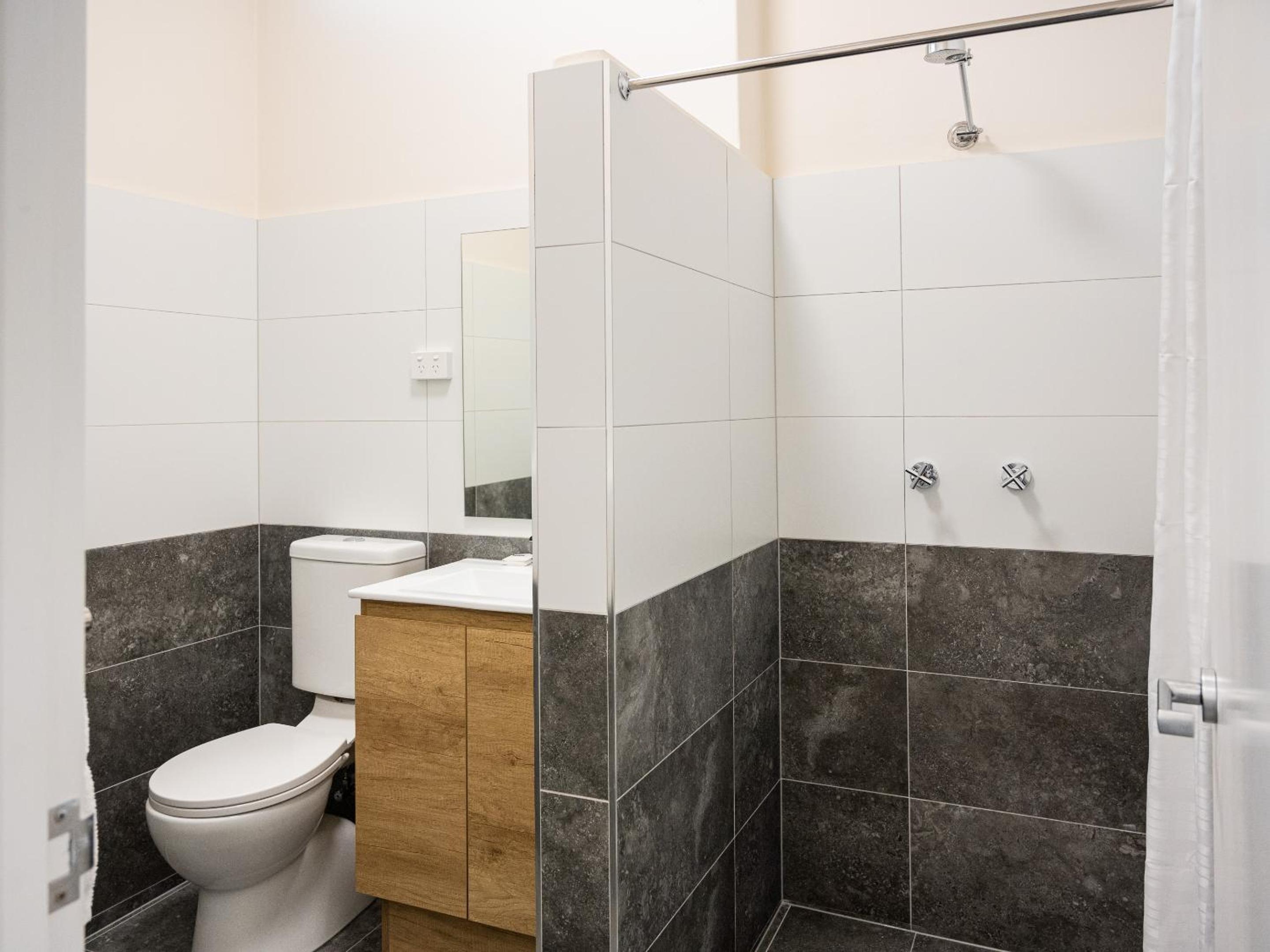 Standard Queen Room - Photo 9
