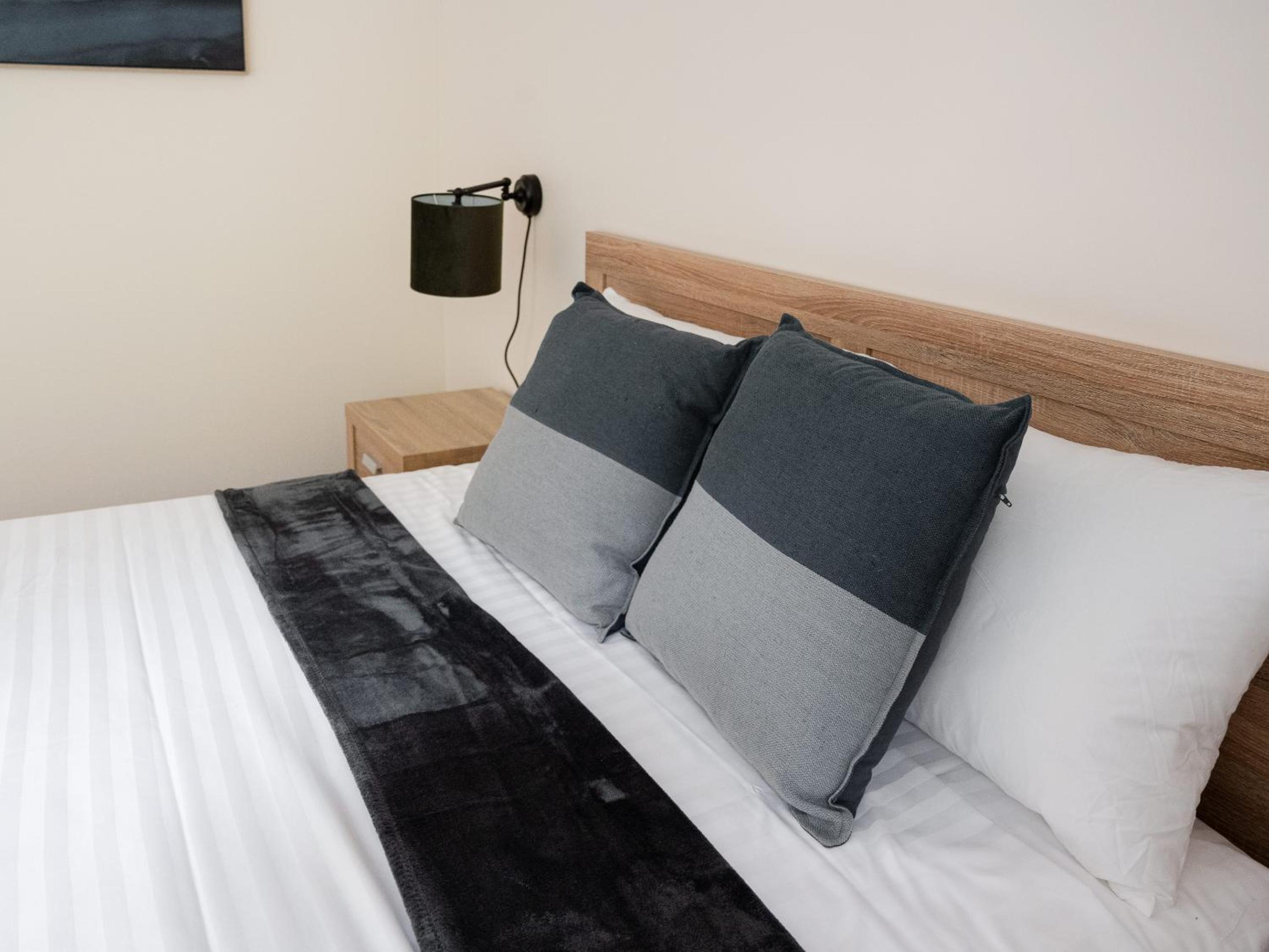 Standard Queen Room - Photo 8
