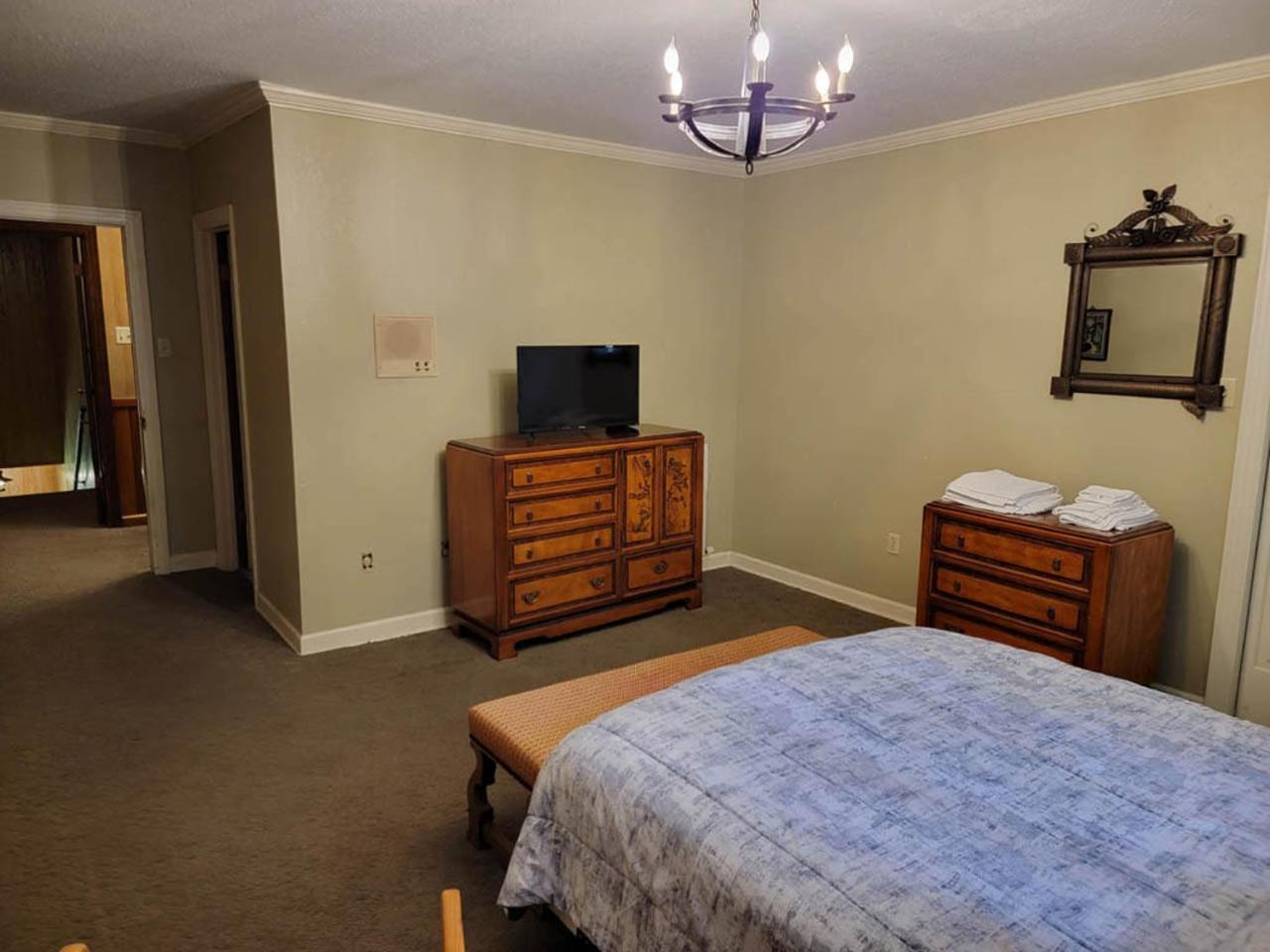 Queen Room photo 2