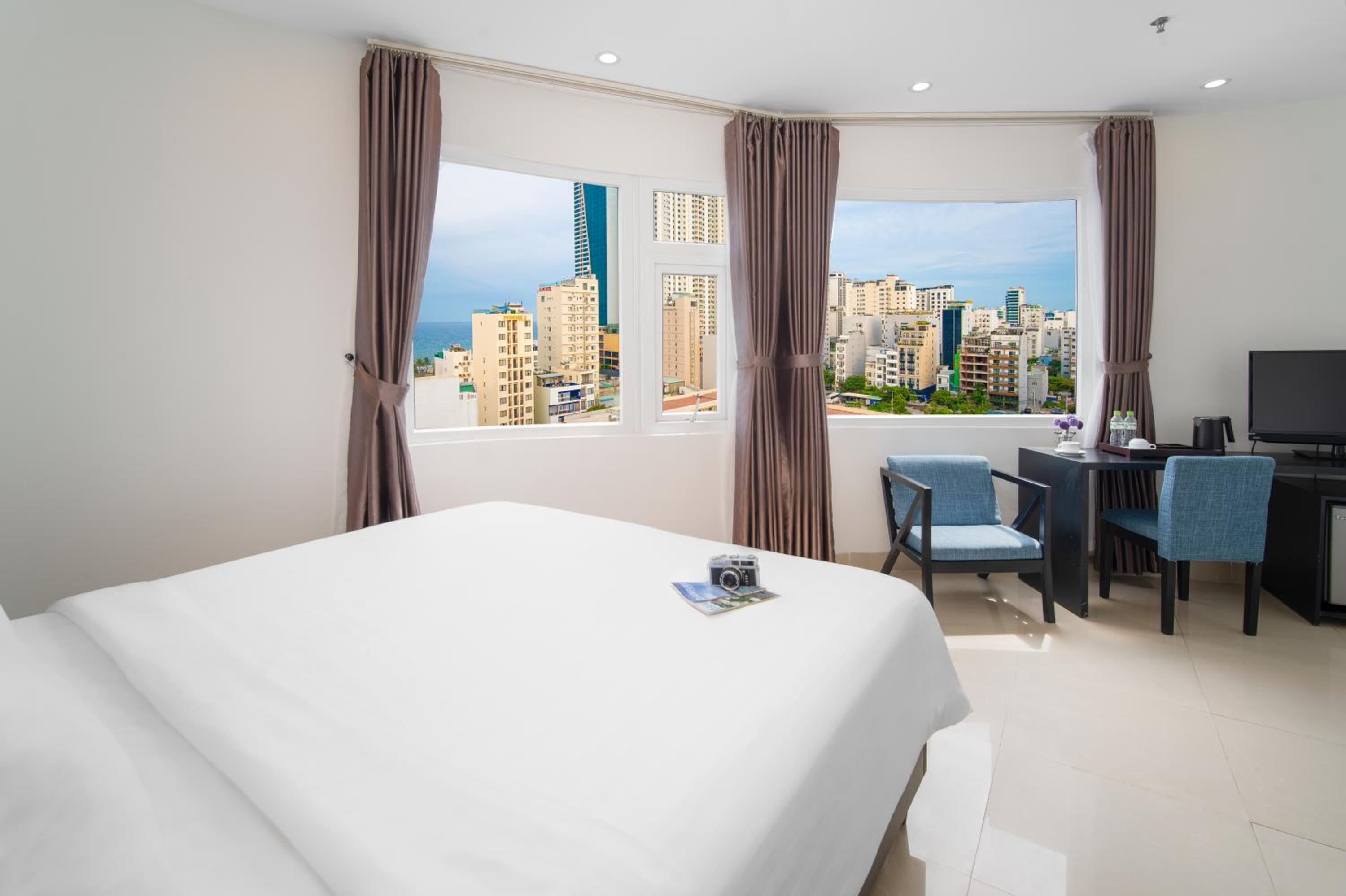 Deluxe Double Room City View with Bathtub - Photo 1