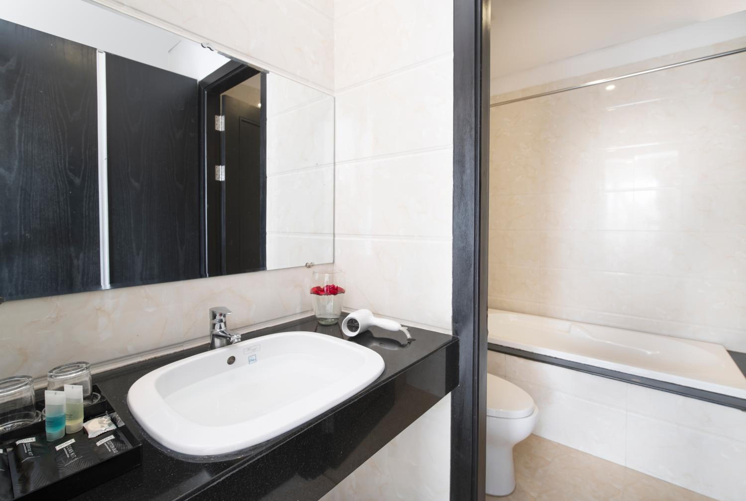 Deluxe Double Room City View with Bathtub - Photo 2