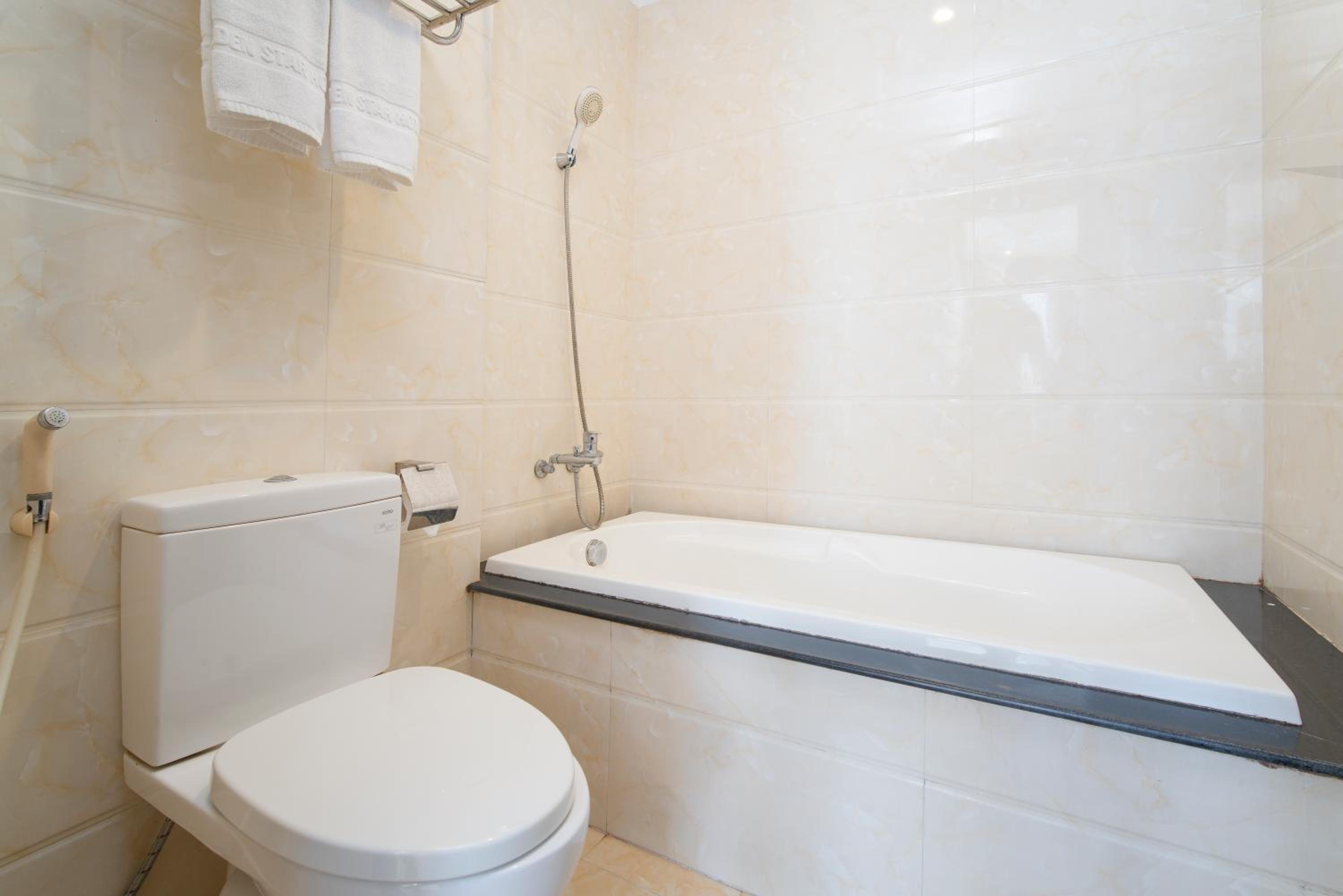Deluxe Double Room City View with Bathtub - Photo 4