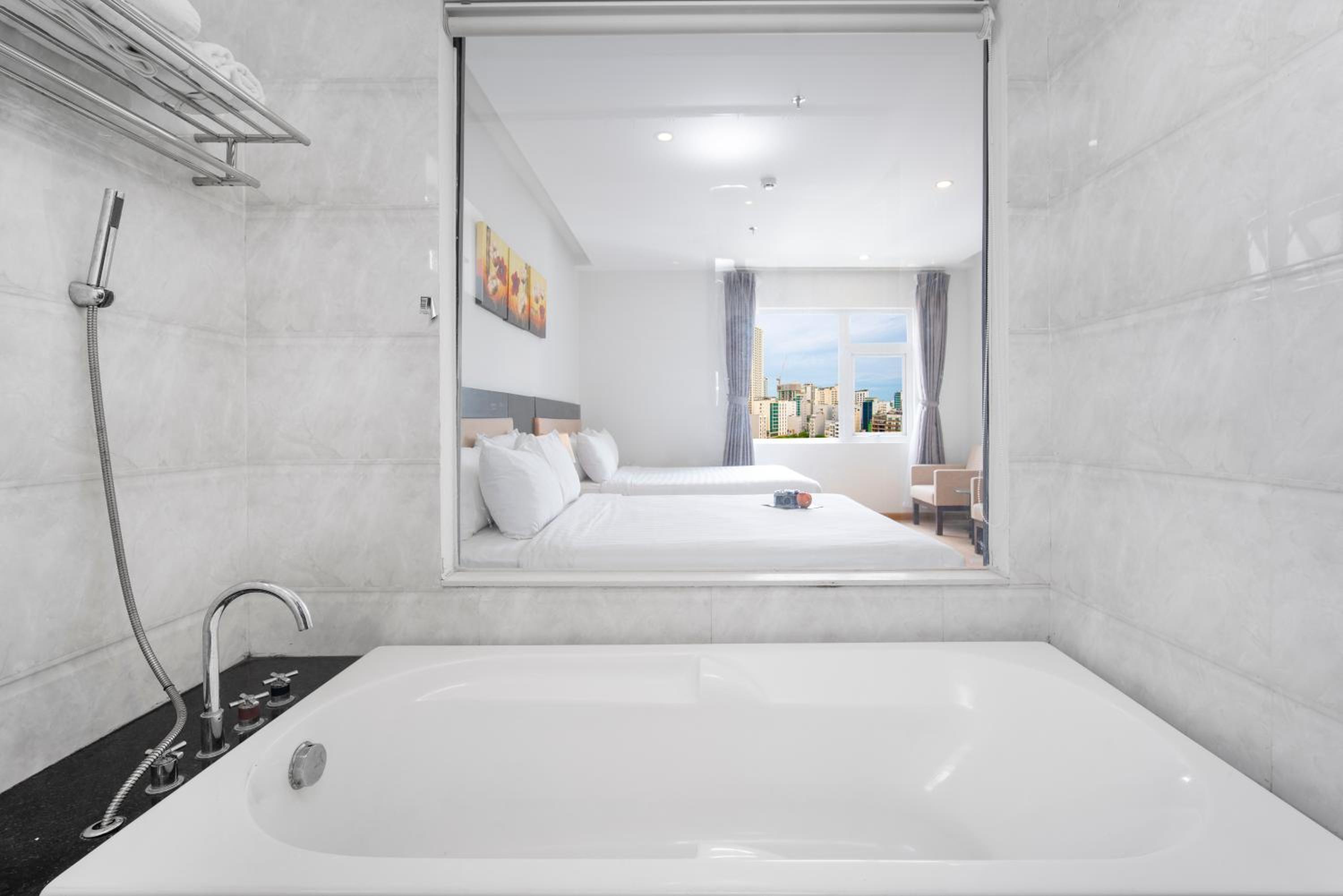 Family Room City View with Bathtub - Photo 15