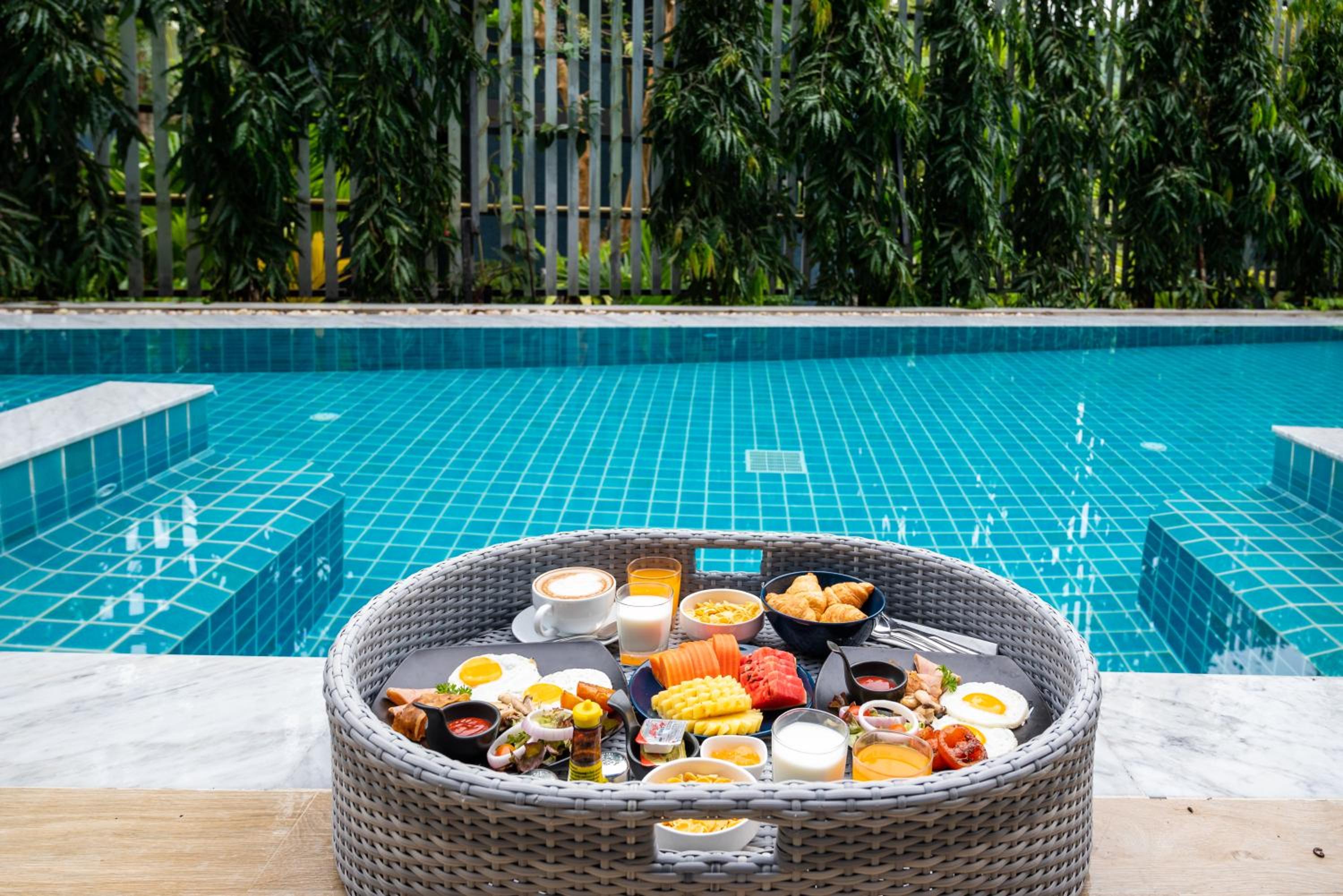 Deluxe Pool Facing - Photo 5
