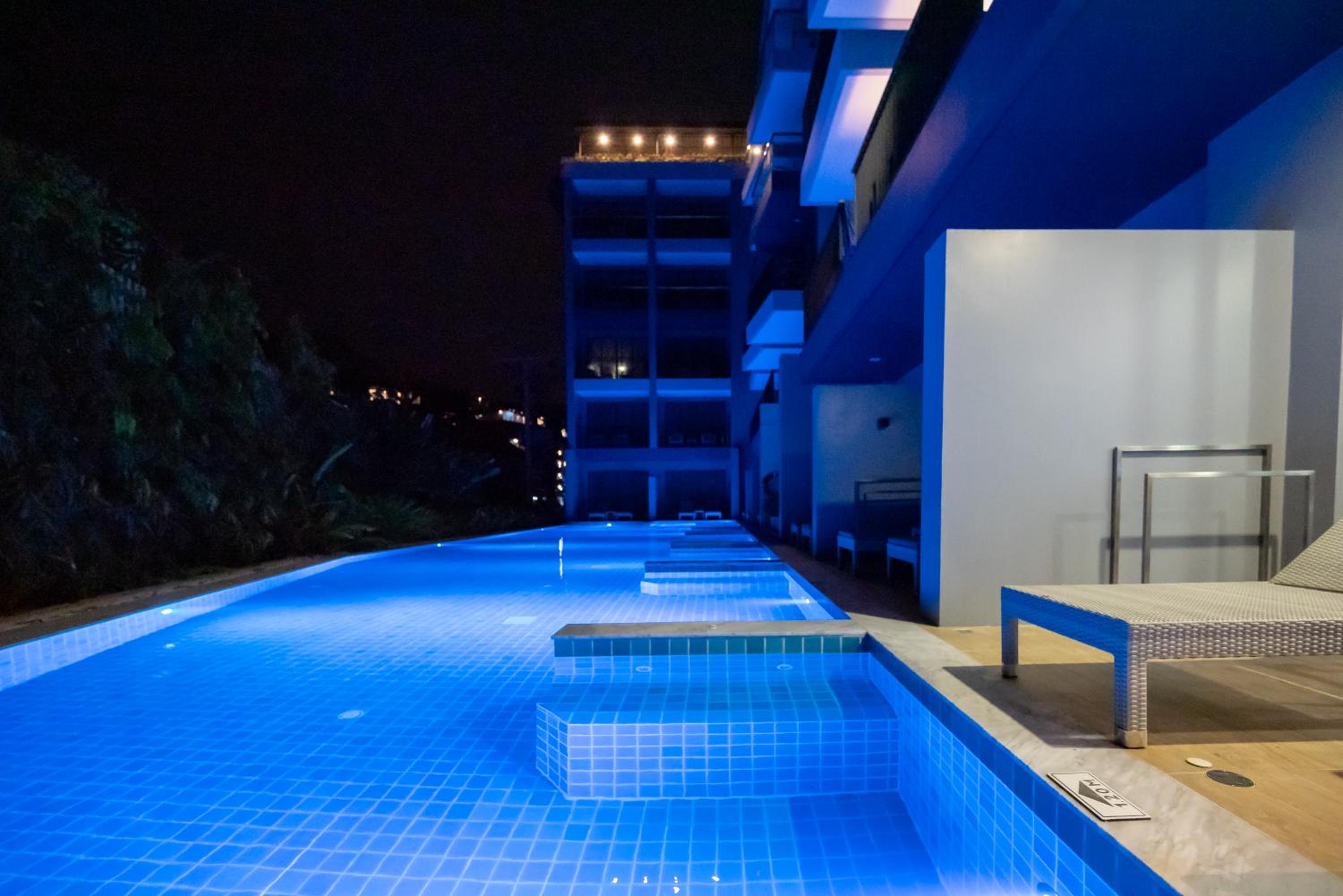 Deluxe Pool Facing - Photo 4