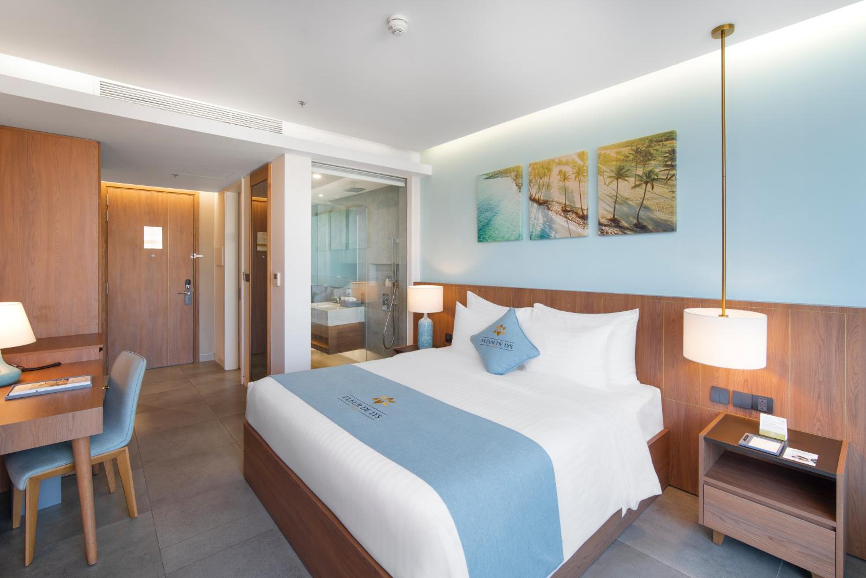 Deluxe Queen Room Ocean View with Balcony - Photo 7