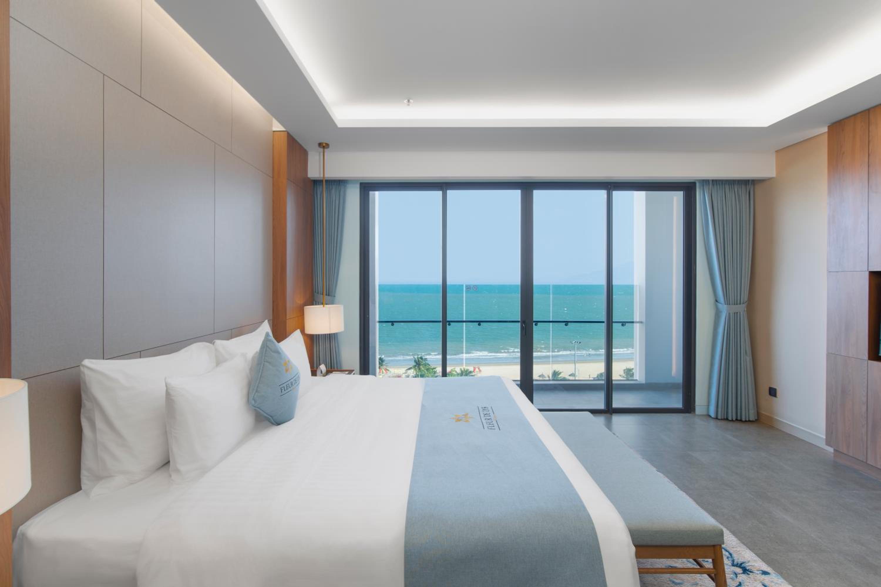 Executive Queen Room Ocean View with Balcony - Photo 4