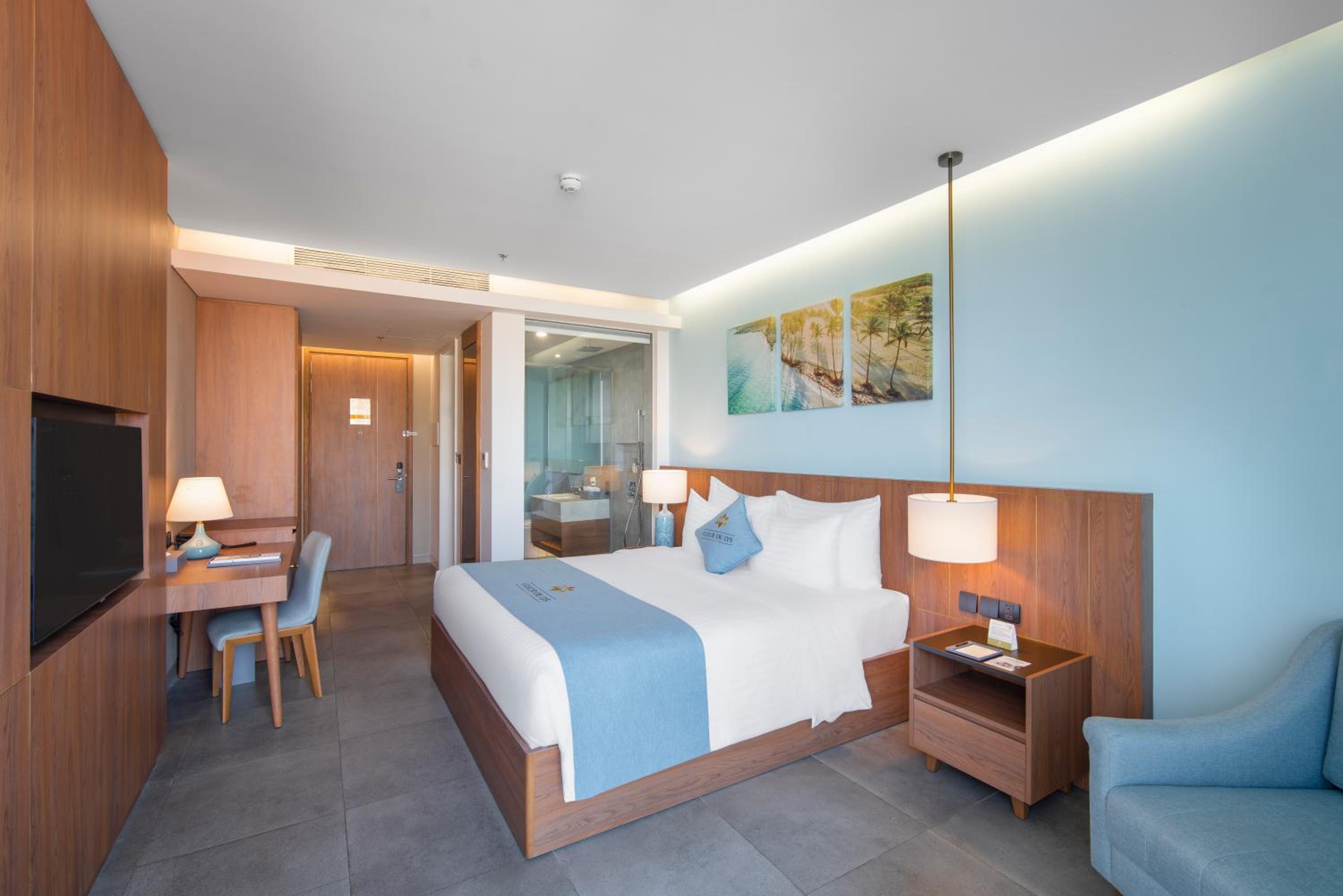 Deluxe Queen Room Ocean View with Balcony - Photo 4