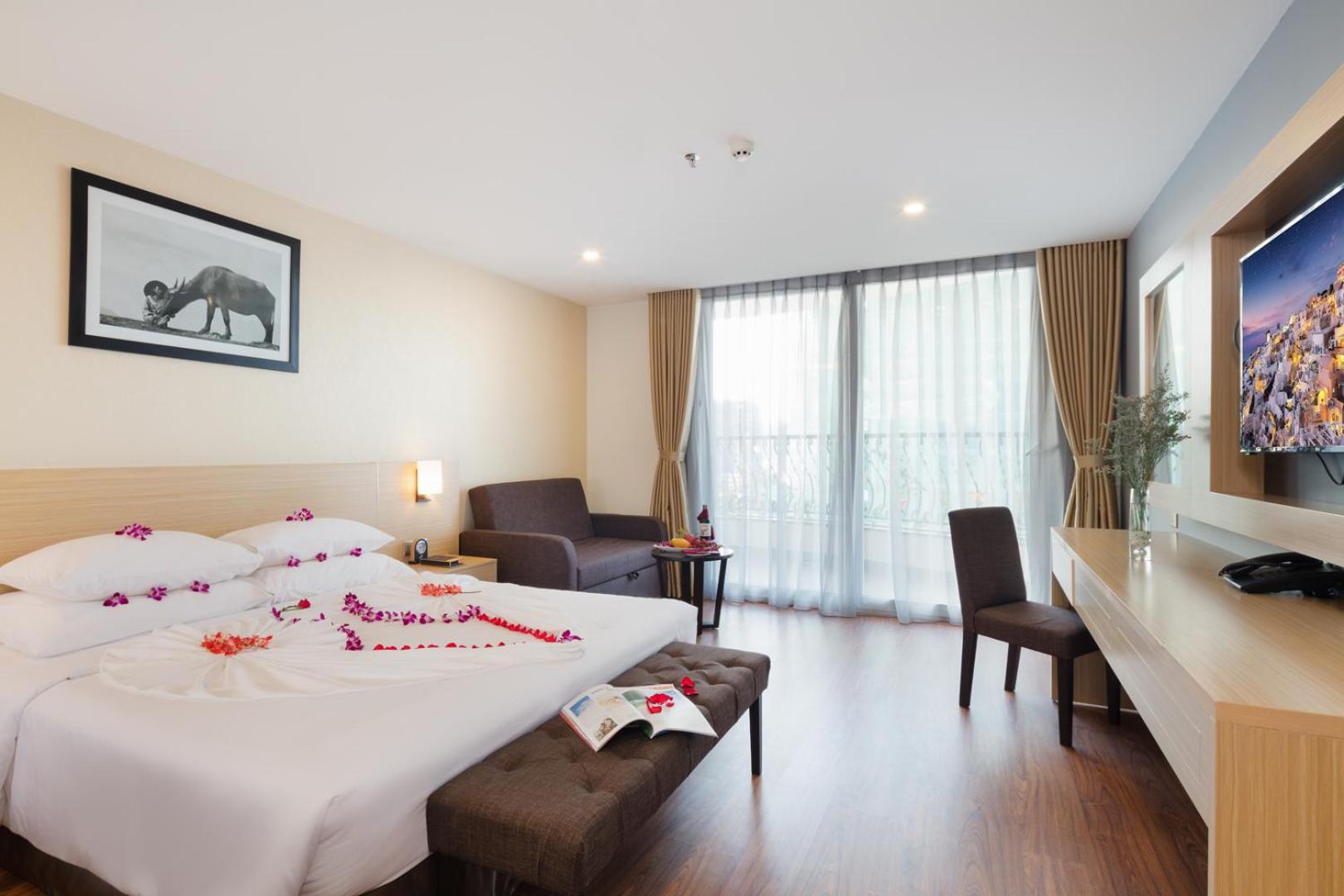 Senior Deluxe Double or Twin Room with Balcony & City - Sea View - Photo 1