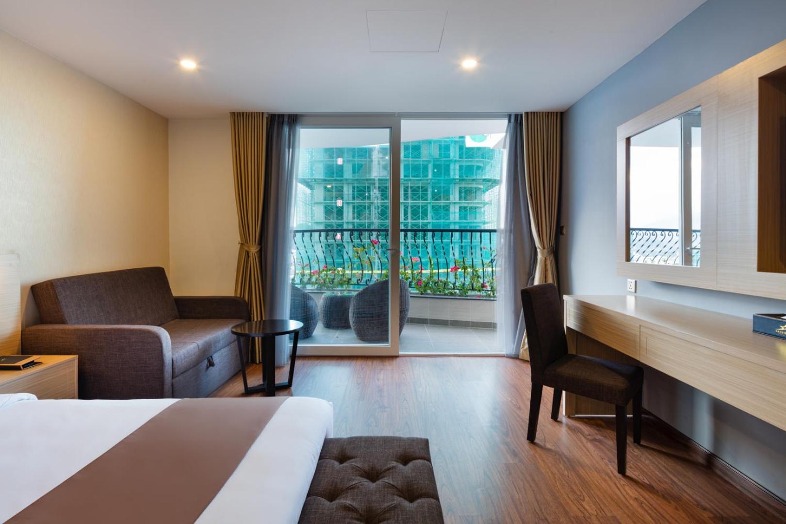 Senior Deluxe Double or Twin Room with Balcony & City - Sea View - Photo 5