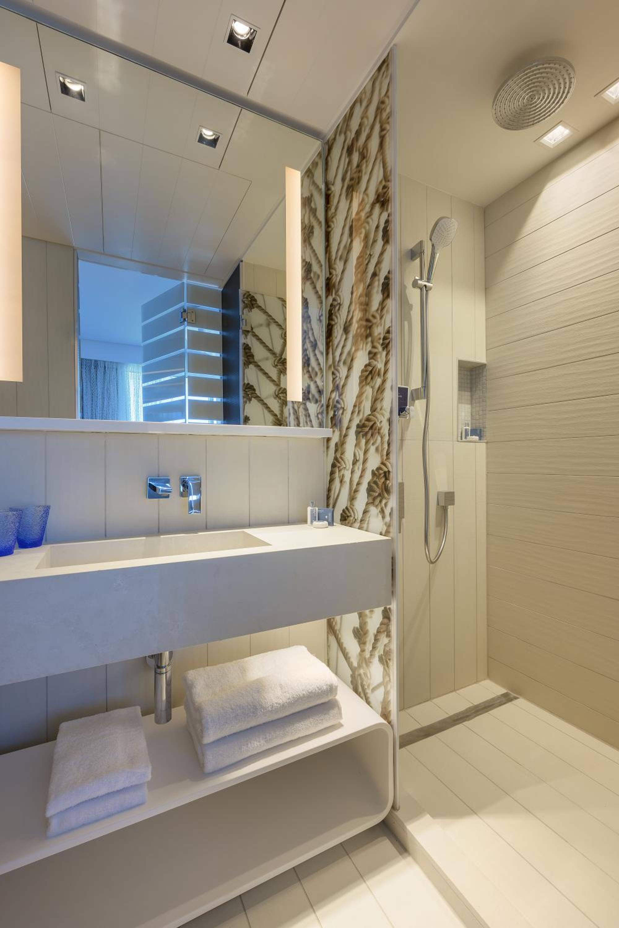 Port Deluxe Balcony with Sea View - Photo 22